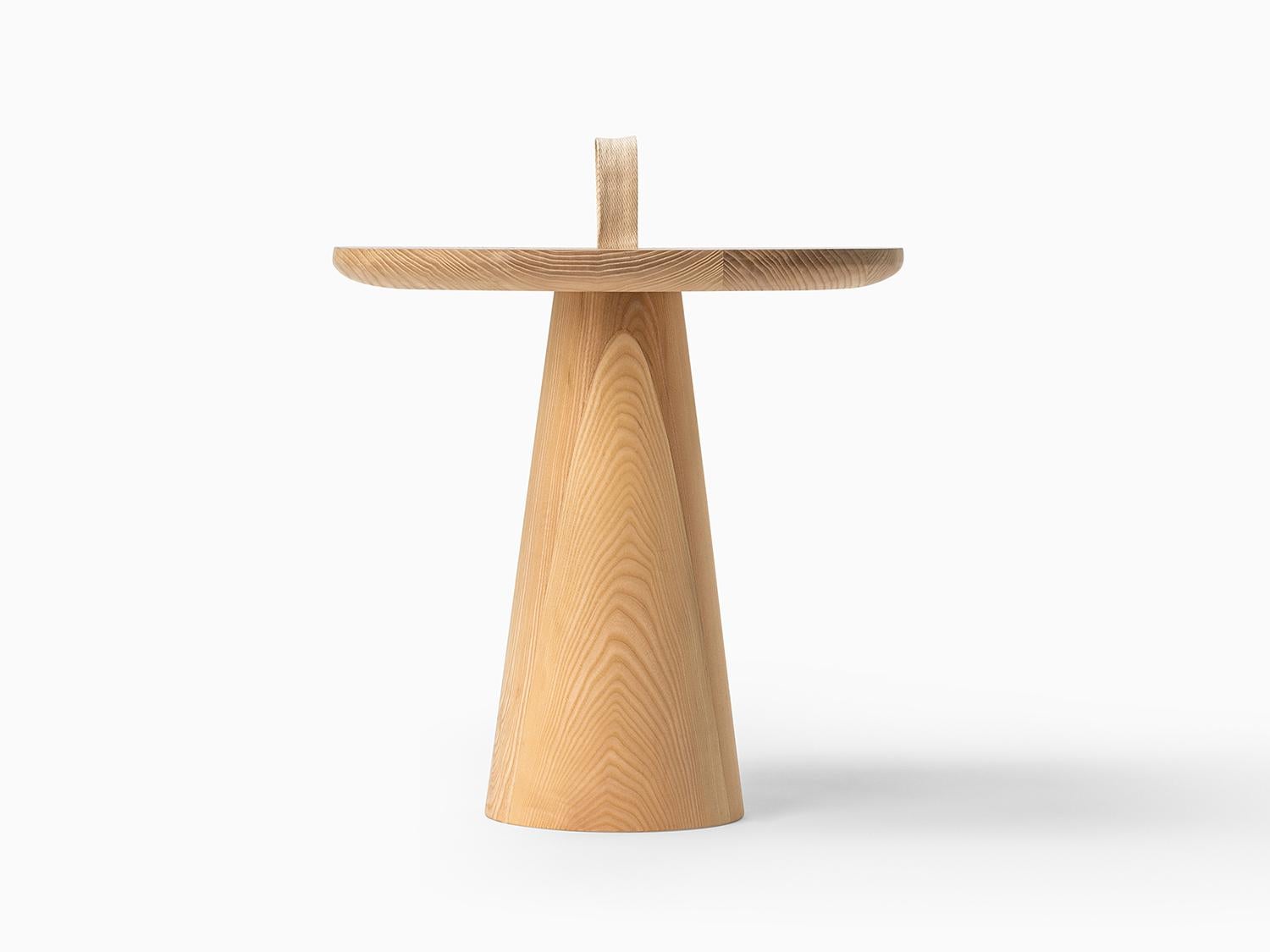 Minimalistischer moderner Beistelltisch aus Eiche natur und Baumwolle mit Riemen im Angebot 3