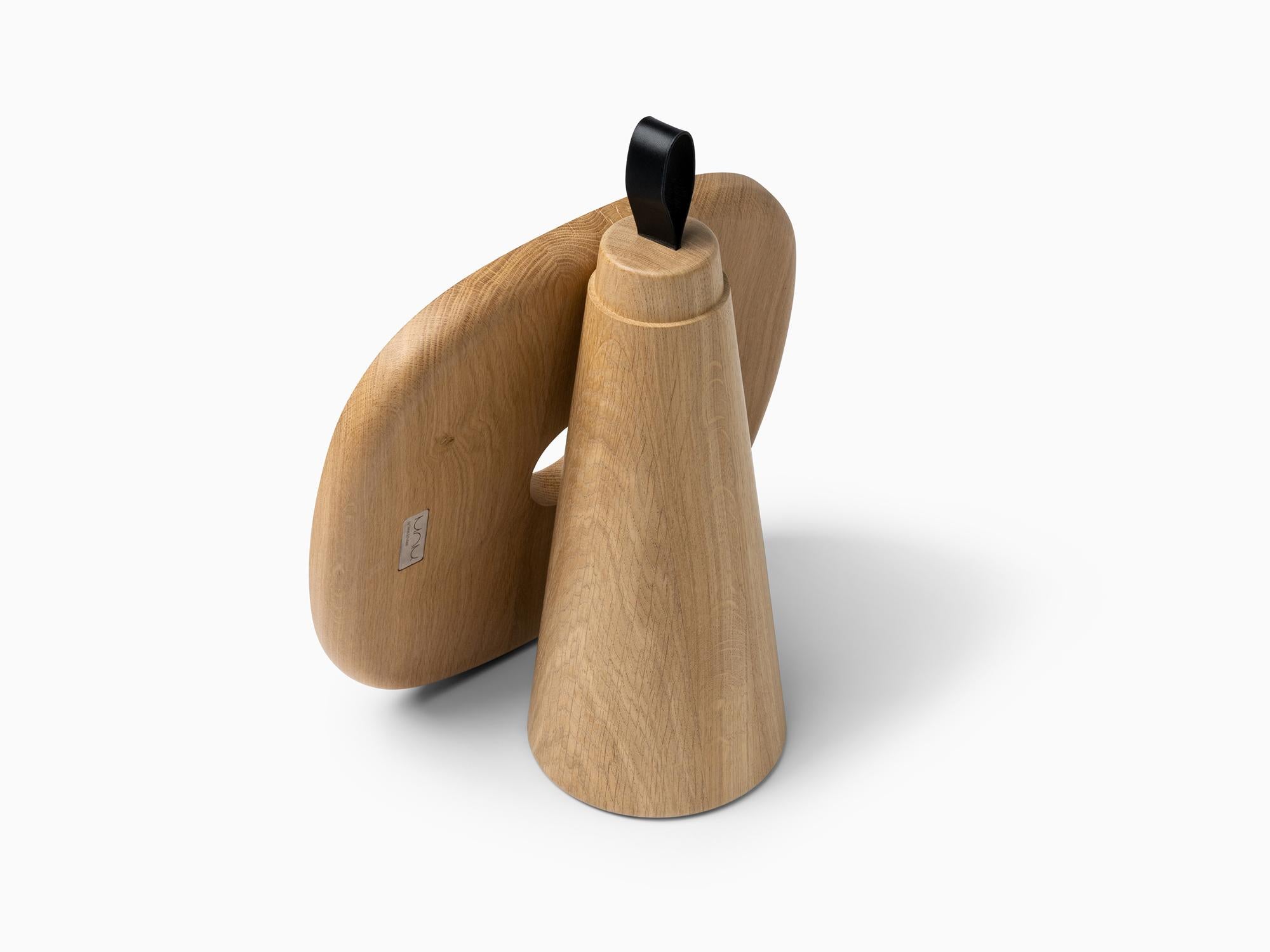 Minimalistischer moderner Beistelltisch aus Eiche natur und Baumwolle mit Riemen (Holz) im Angebot