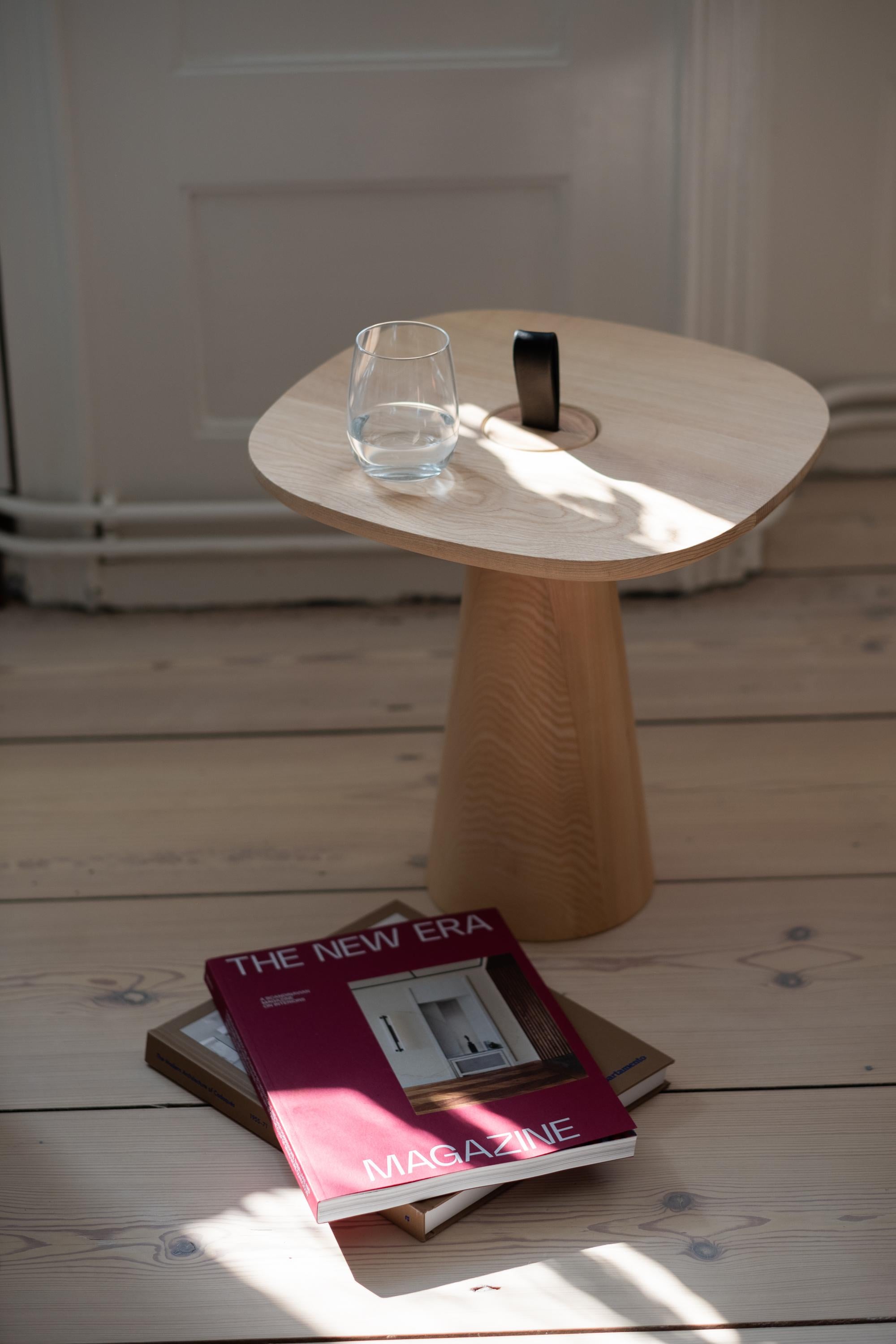 Minimalistischer moderner Beistelltisch aus Eiche natur und Baumwolle mit Riemen im Angebot 1