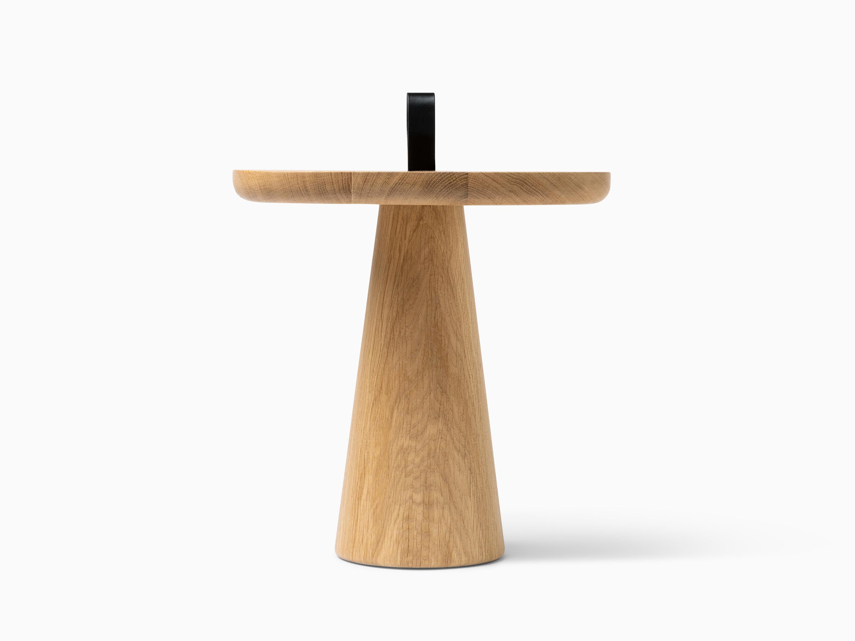 Minimalistischer moderner Beistelltisch aus Eiche Natur und Lederriemen im Angebot 2