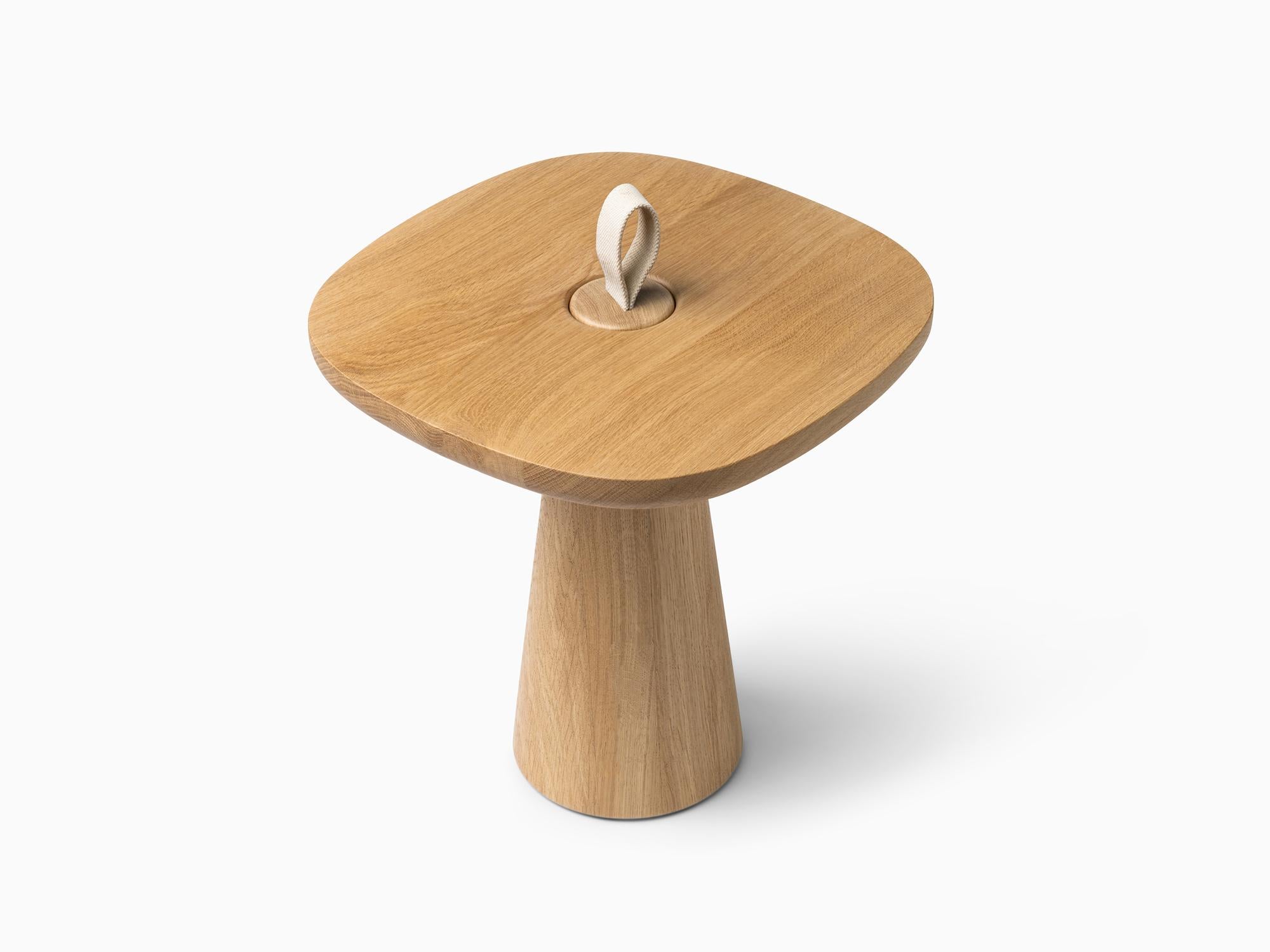 Minimalistischer moderner Beistelltisch aus Eiche Natur und Lederriemen im Angebot 3