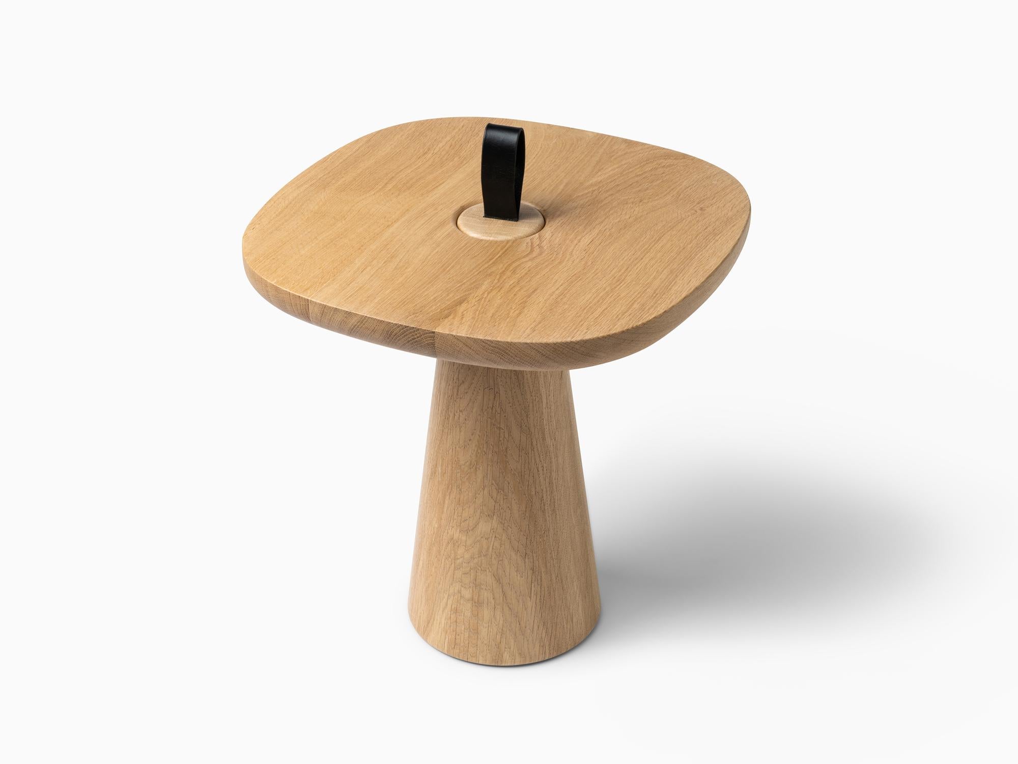 Minimalistischer moderner Beistelltisch aus Eiche Natur und Lederriemen im Angebot 5