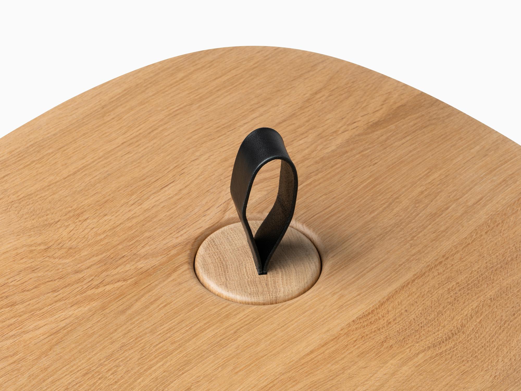 Minimalistischer moderner Beistelltisch aus Eiche Natur und Lederriemen im Angebot 7