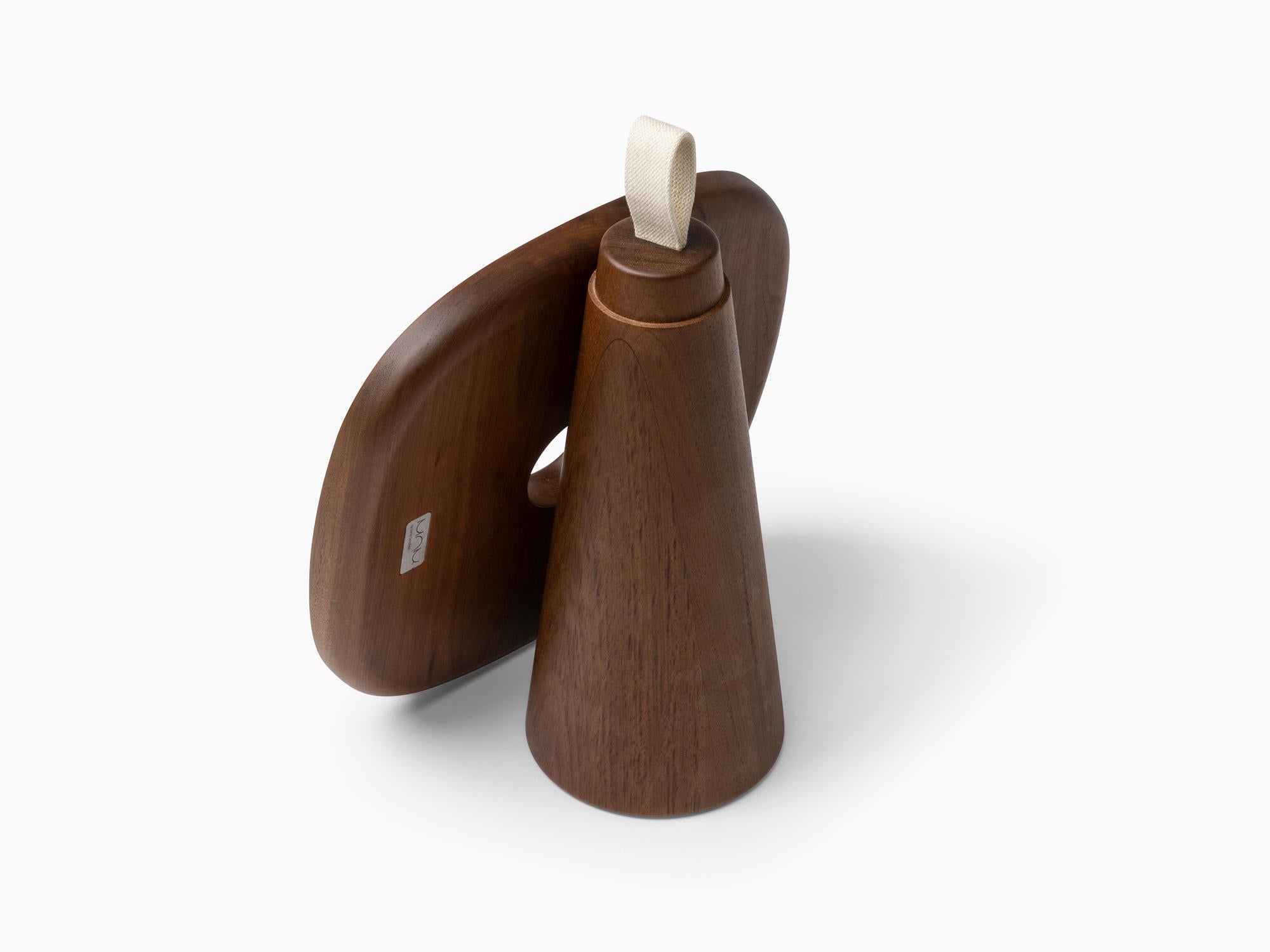 Minimalistischer moderner Beistelltisch aus Eiche Natur und Lederriemen im Angebot 9