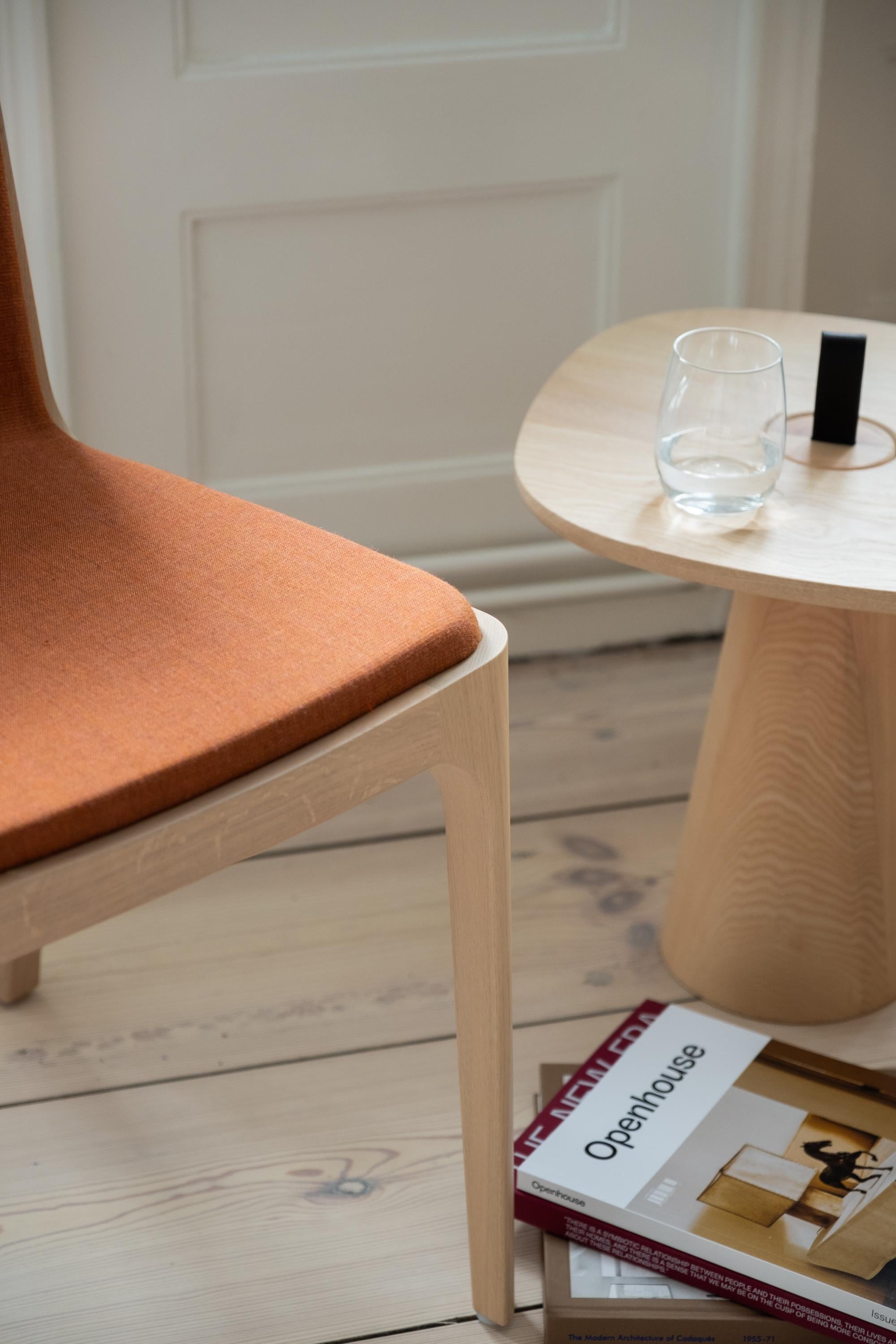 Moderne Table d'appoint moderne minimaliste en chêne naturel et sangle en cuir en vente