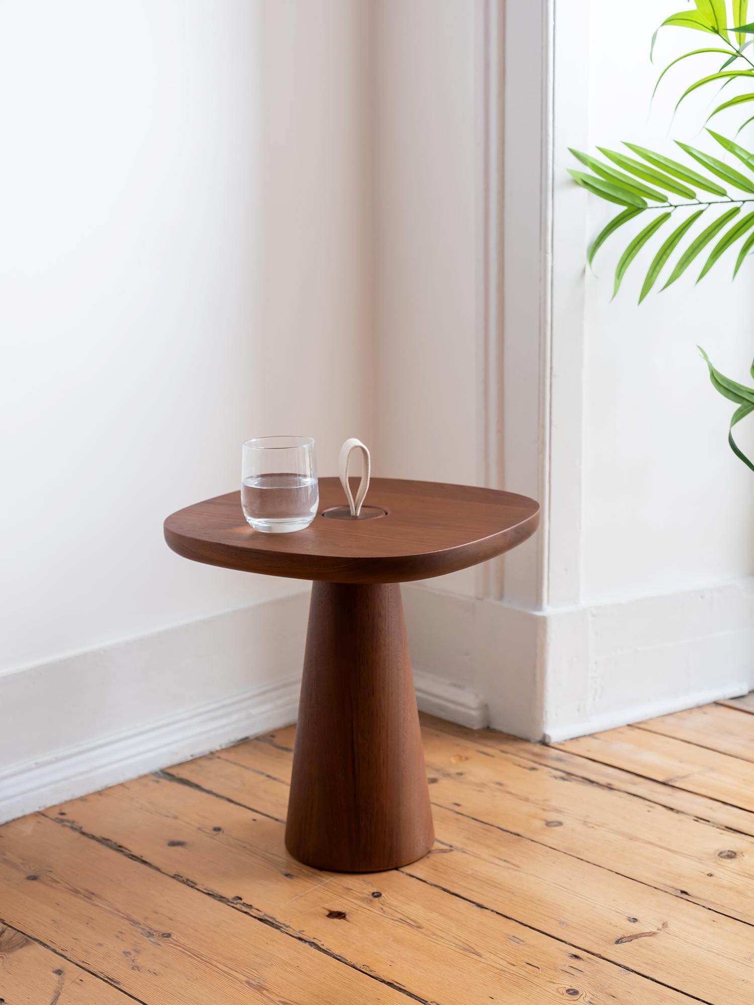 Minimalistischer moderner Beistelltisch aus Eiche Natur und Lederriemen im Zustand „Neu“ im Angebot in Lisboa, Lisboa