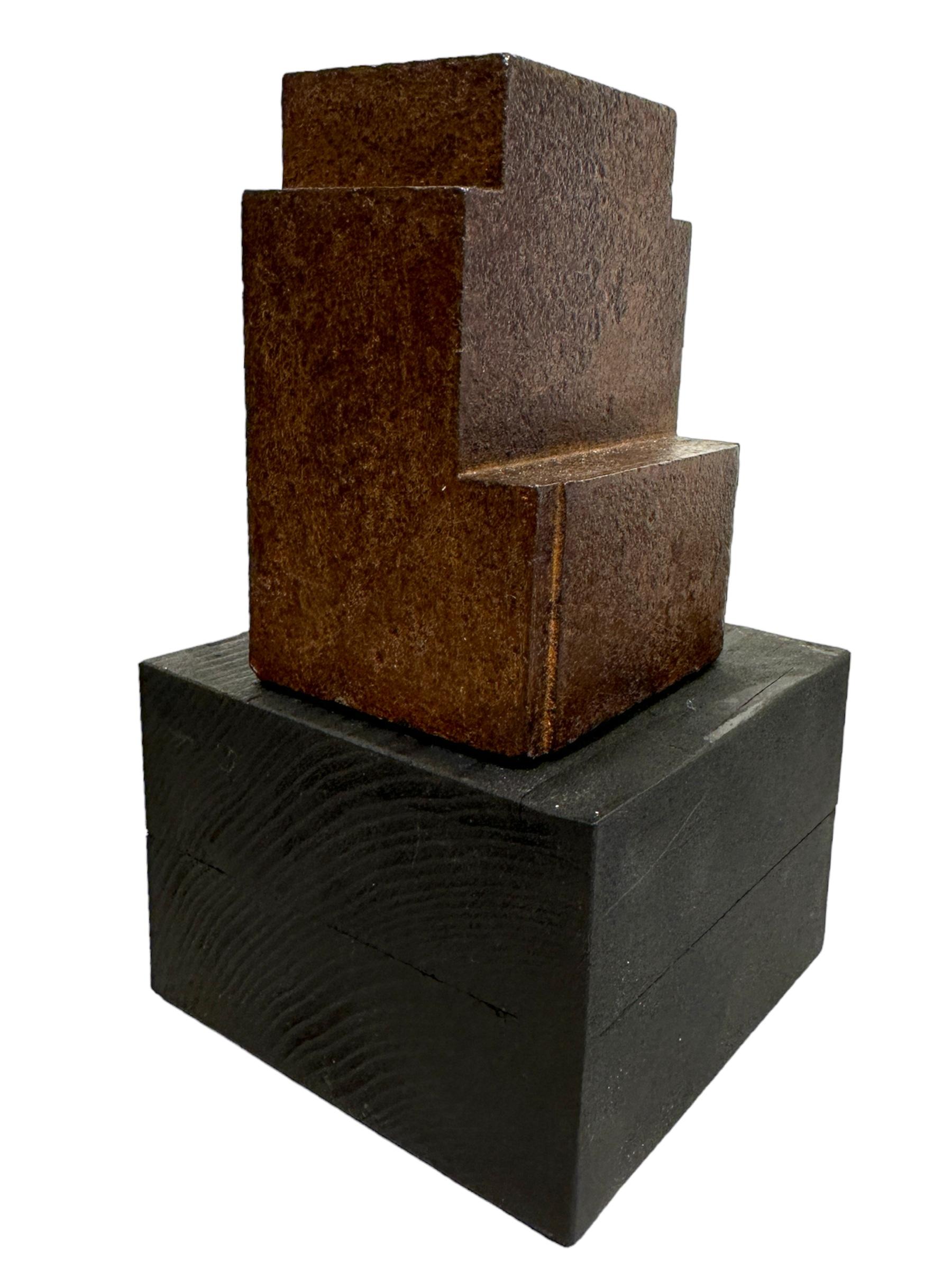 Soudé Structure moderne minimaliste, acier rouillé sur base en bloc de bois en vente