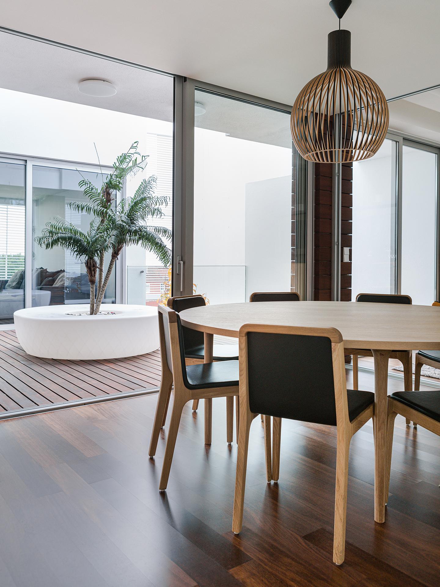 Minimalistischer moderner rechteckiger Tisch aus Eschenholz im Angebot 4