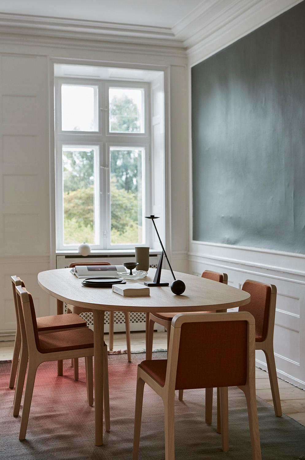Minimalistischer moderner rechteckiger Tisch aus Eschenholz (21. Jahrhundert und zeitgenössisch) im Angebot