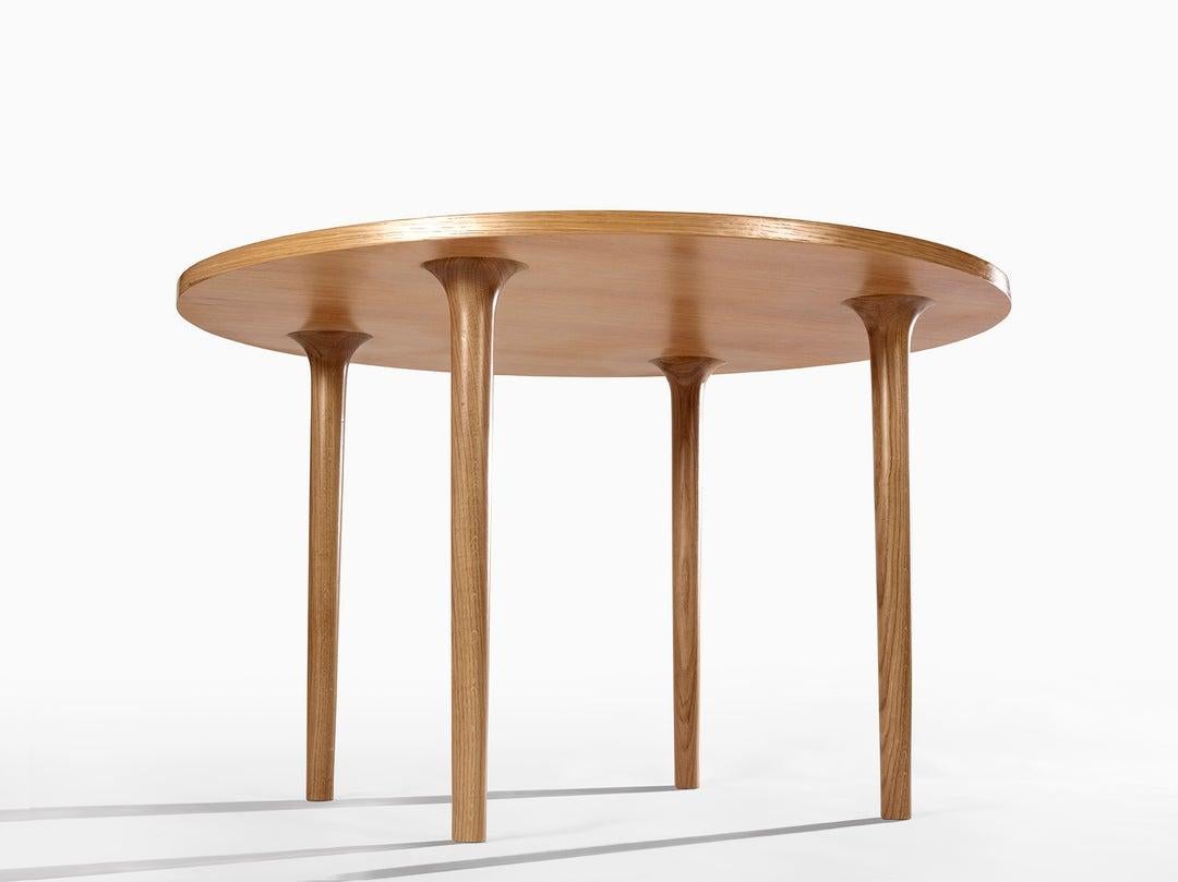 Table CAST - Un design simple et polyvalent qui peut être utilisé avec des plateaux de table de différentes formes et tailles - qu'ils soient ronds, ovales, rectangulaires ou carrés. Il est idéal pour un large éventail d'utilisations, que ce soit à