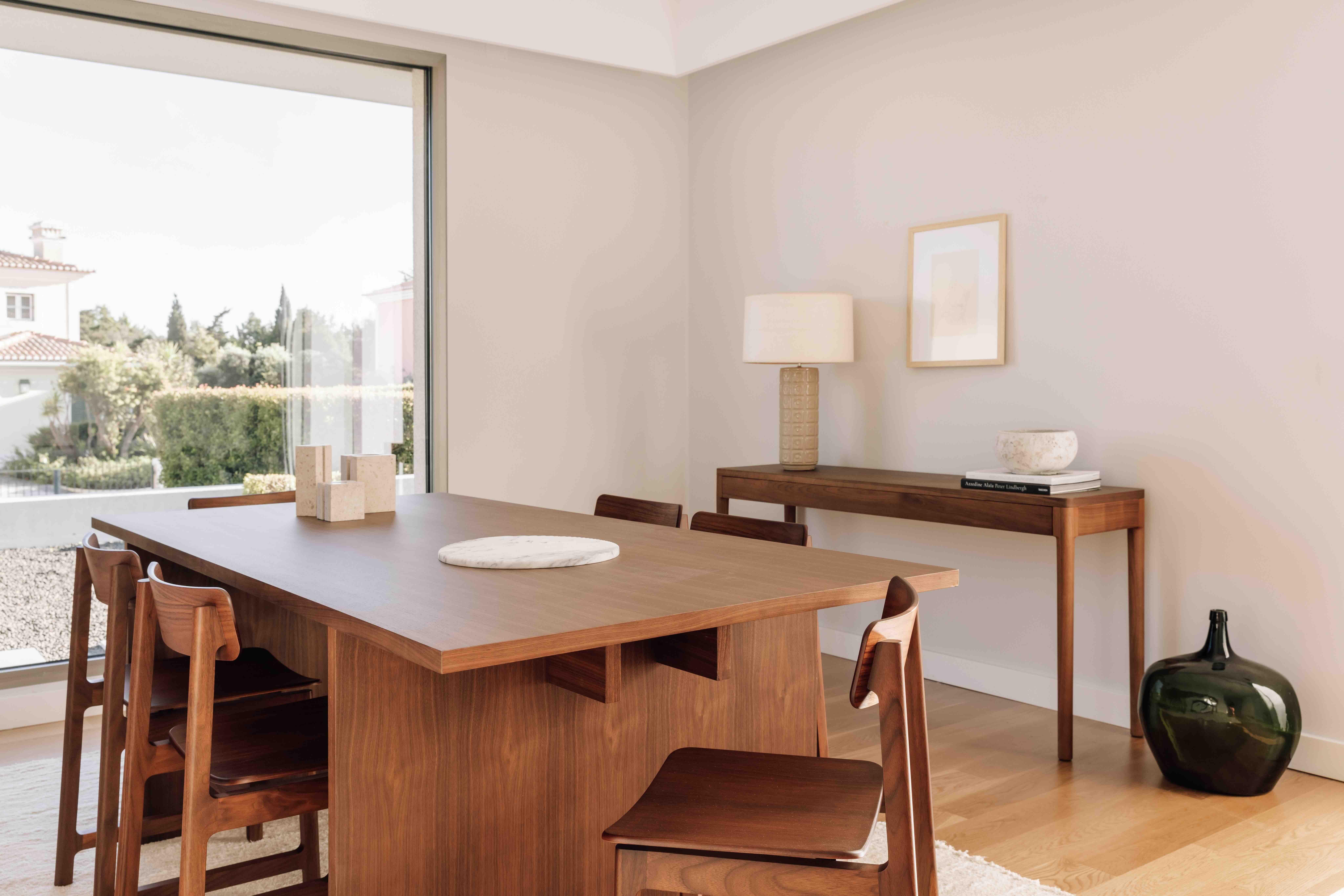 Minimalistischer moderner Tisch aus Nussbaumholz (Moderne) im Angebot
