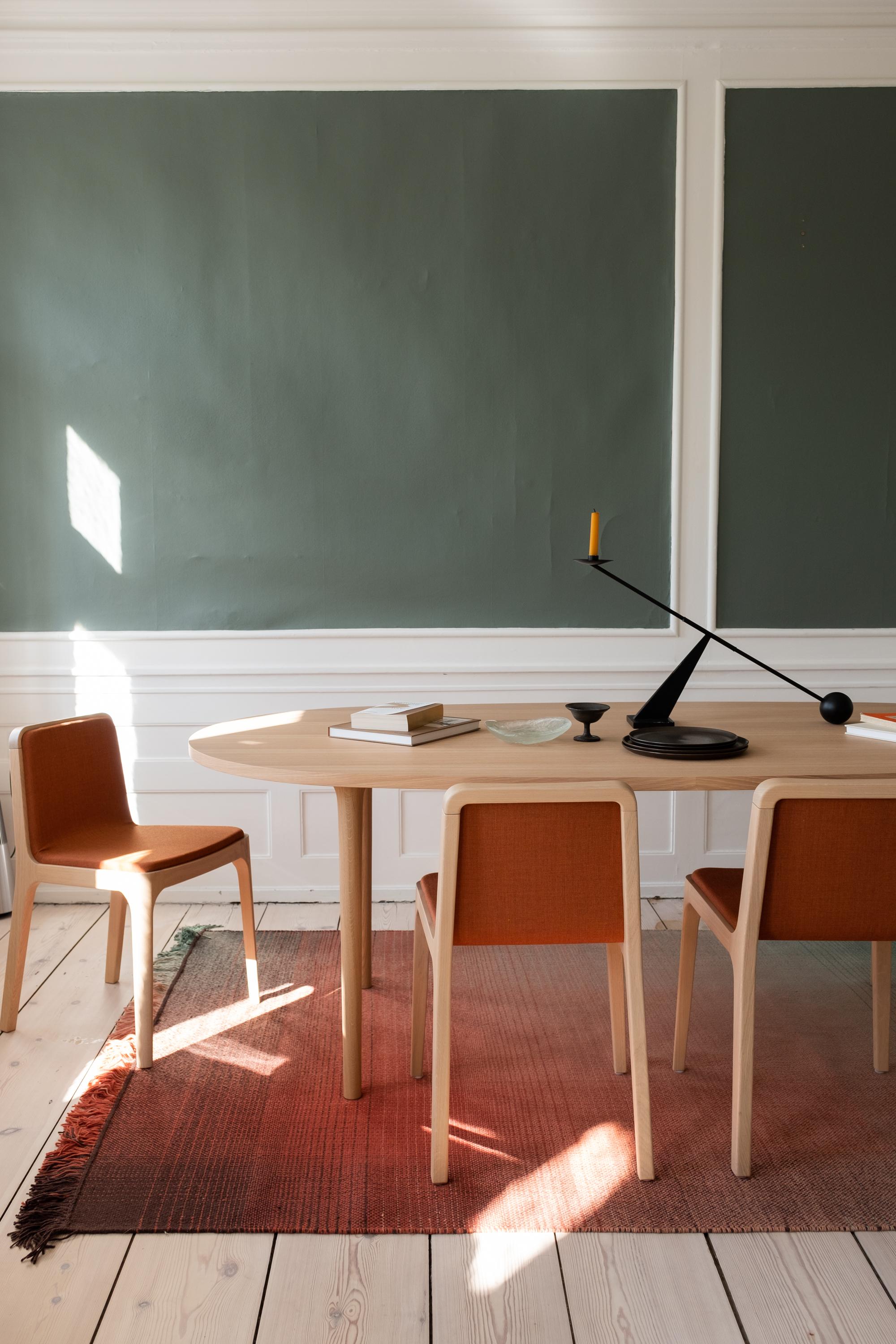 Table CAST - Un design simple et polyvalent qui peut être utilisé avec différentes formes et tailles de plateaux de table - qu'ils soient ronds, ovales, rectangulaires ou carrés. Il est idéal pour un large éventail d'utilisations, que ce soit à la