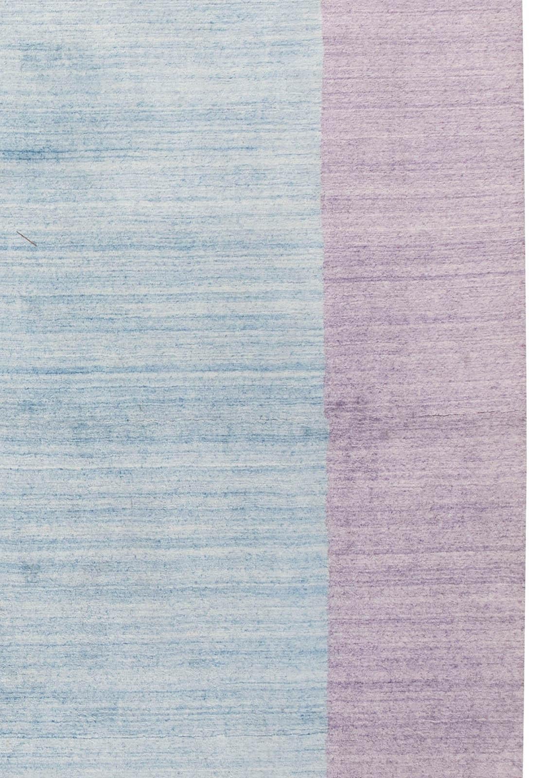 Minimalistischer moderner tibetischer Teppich aus Viskose - Blau & Lavendel, von Doris Leslie Blau (Moderne) im Angebot