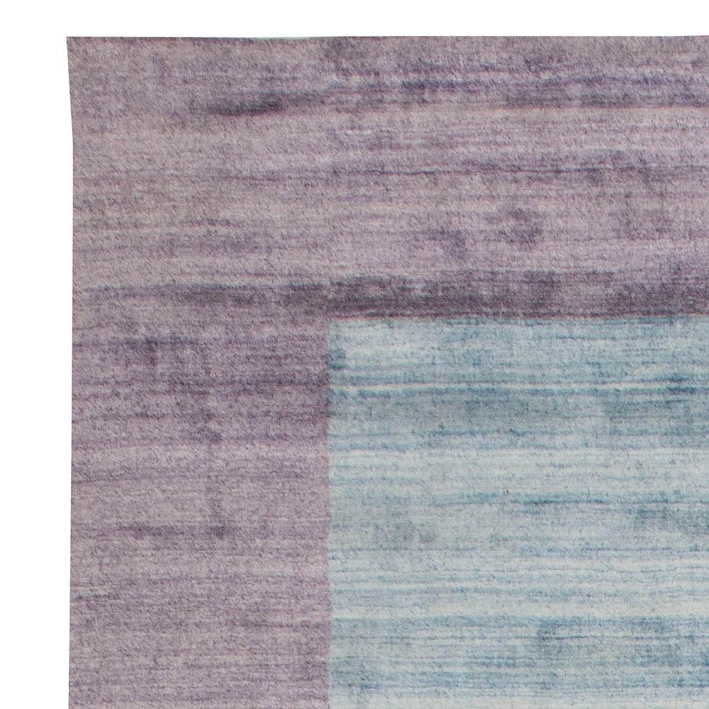 Minimalistischer moderner tibetischer Teppich aus Viskose - Blau & Lavendel, von Doris Leslie Blau im Zustand „Neu“ im Angebot in New York, NY