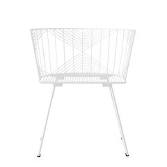 Chaise d'appoint minimaliste et moderne en fil métallique, the Captain Chair de Bend Goods en blanc