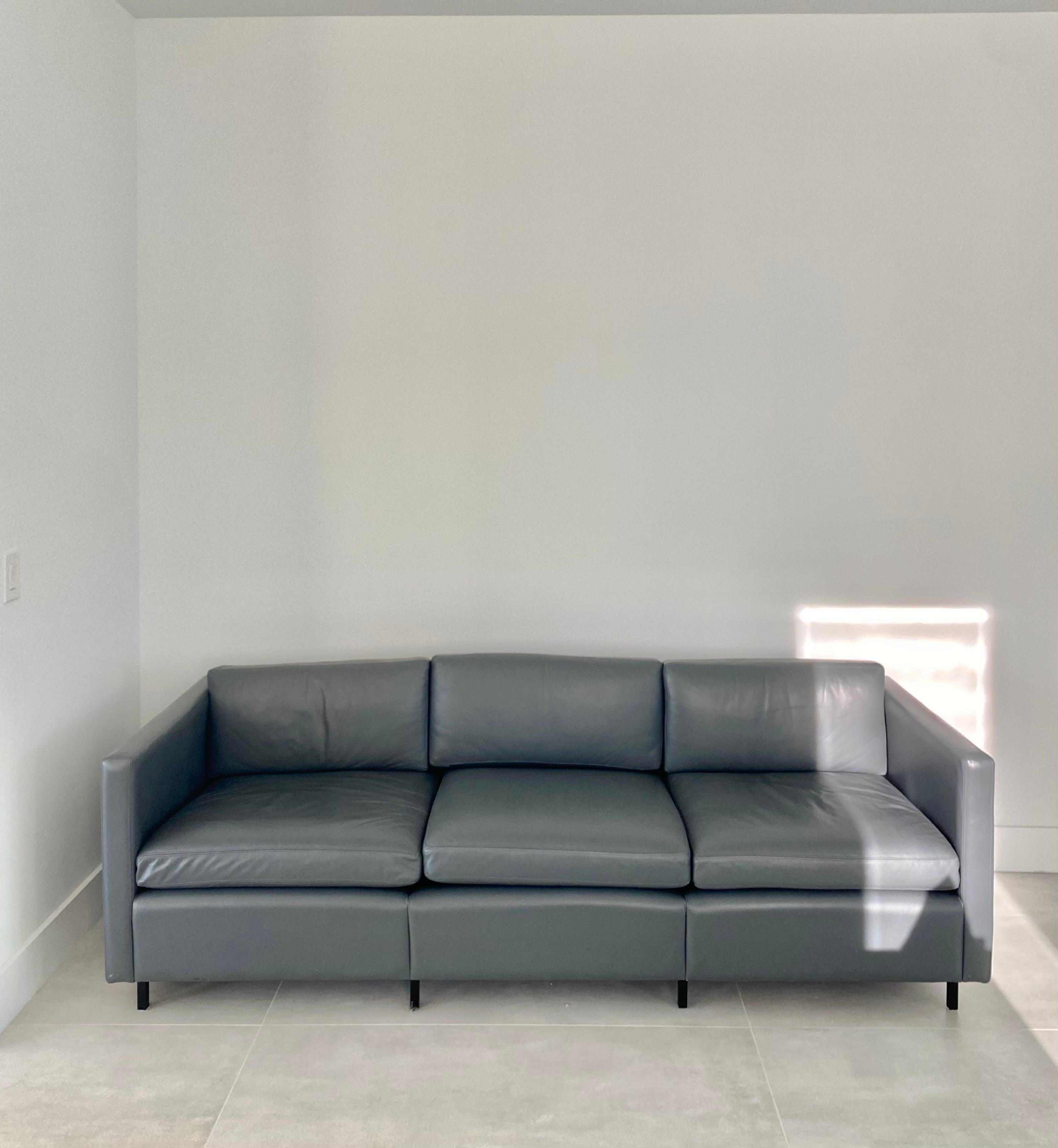 20th Century Minimalist Modernist Knoll Charles Pfister in Gray Leather Sofa For Sale