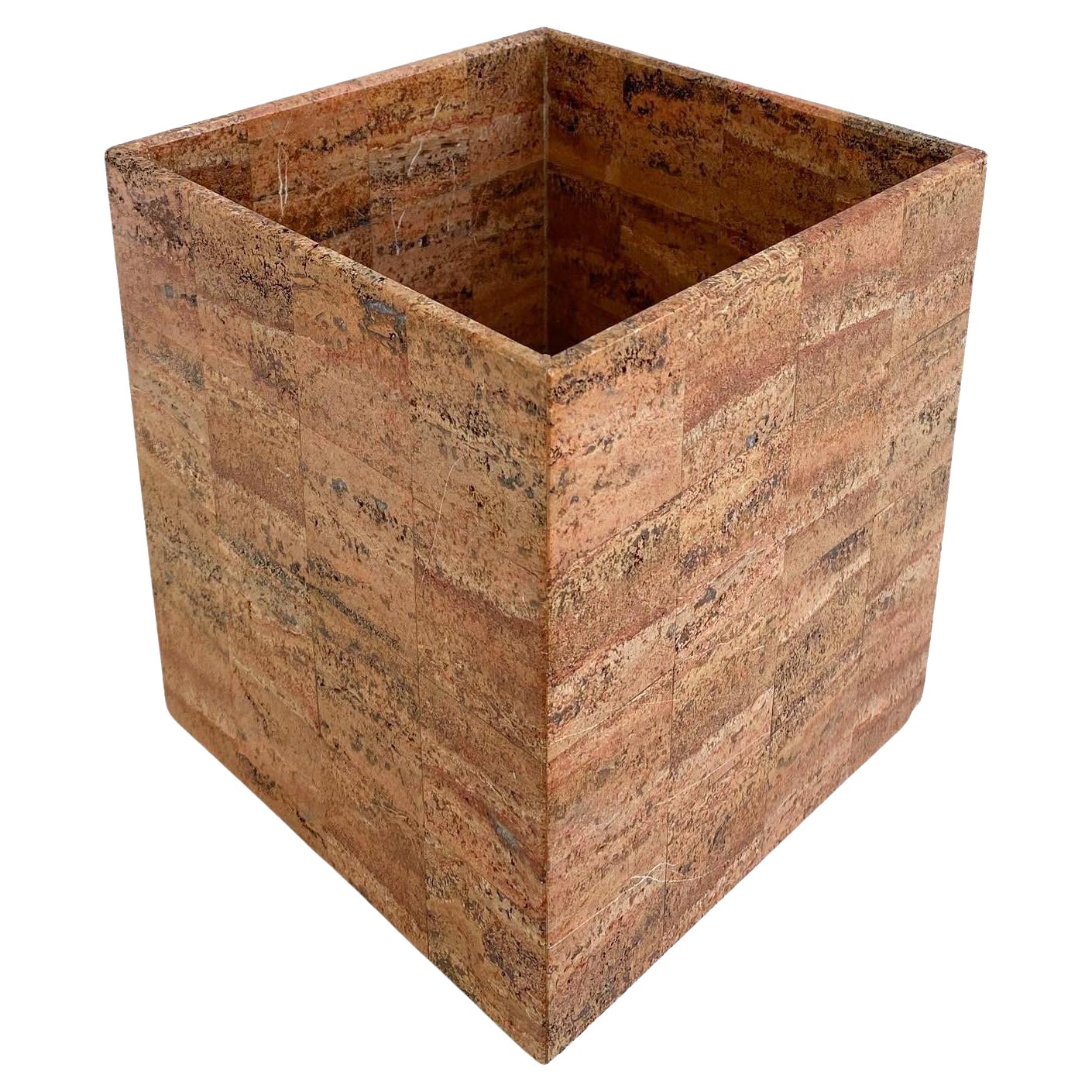 Minimalistisches modernistisches Pflanzgefäßgefäß aus rotem Travertin in Würfelform im Angebot
