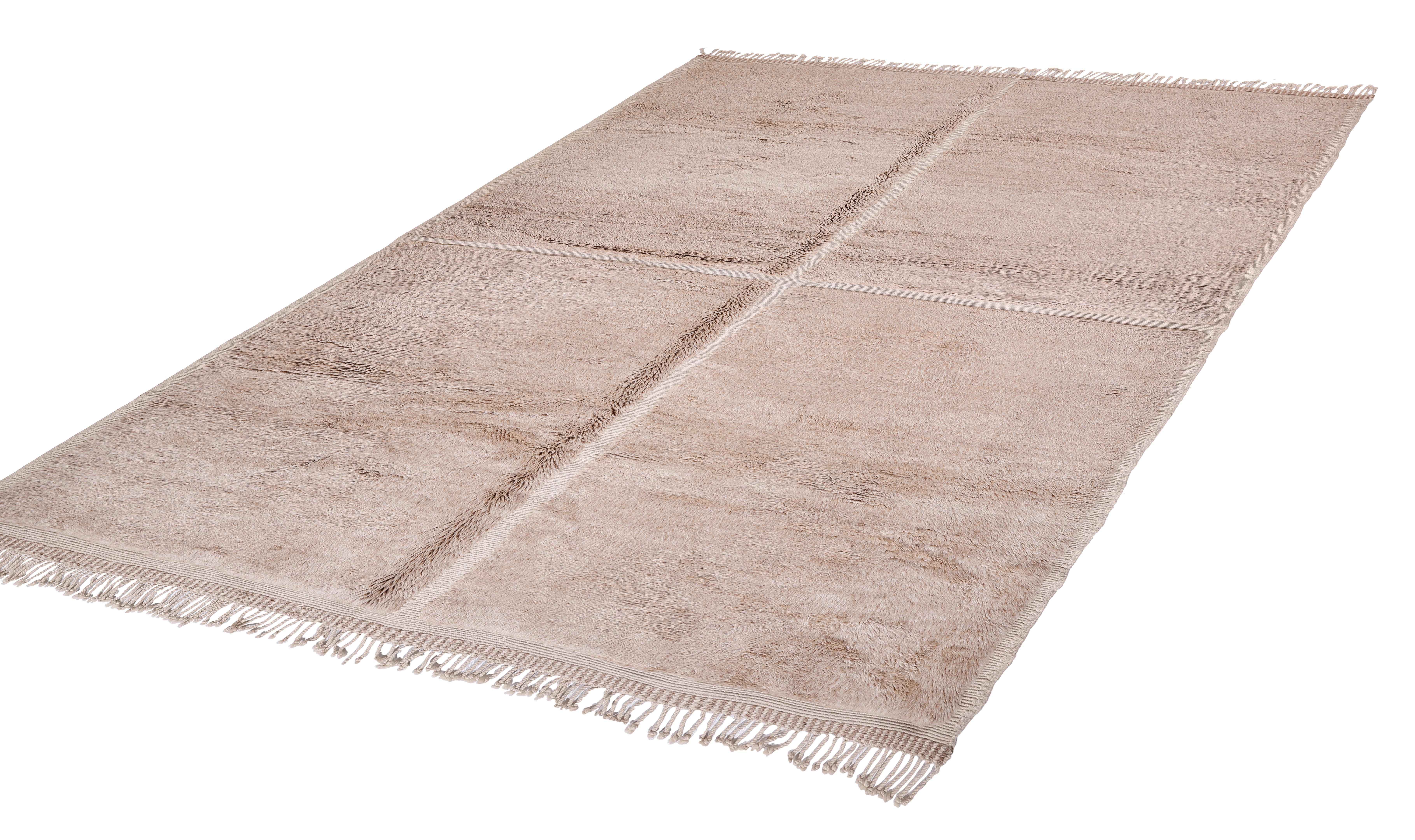 Minimalistischer marokkanischer Beni Mrirt Teppich - handgeknüpft aus Wolle in neutralem Beige (Organische Moderne) im Angebot