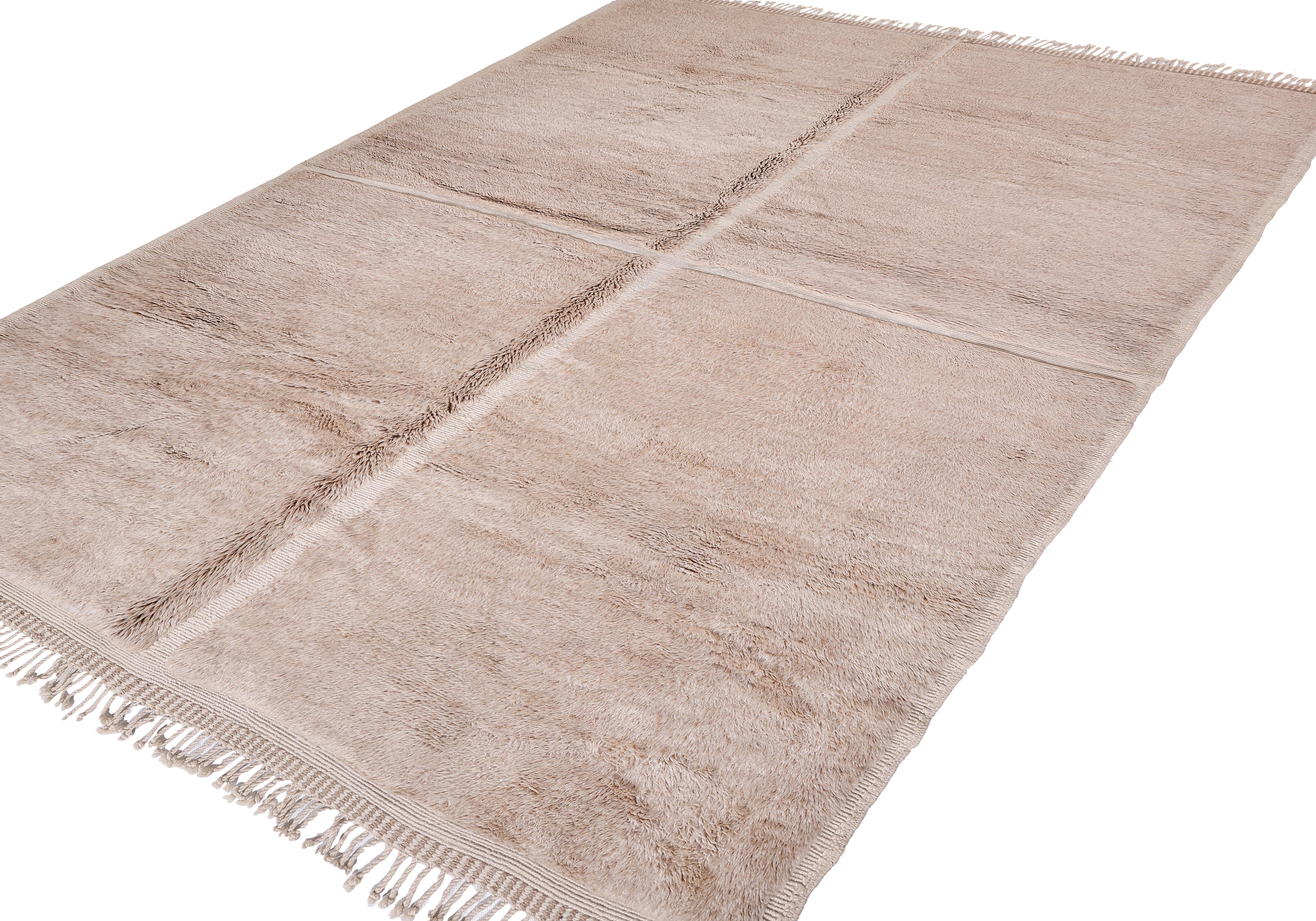 Minimalistischer marokkanischer Beni Mrirt Teppich - handgeknüpft aus Wolle in neutralem Beige (Marokkanisch) im Angebot