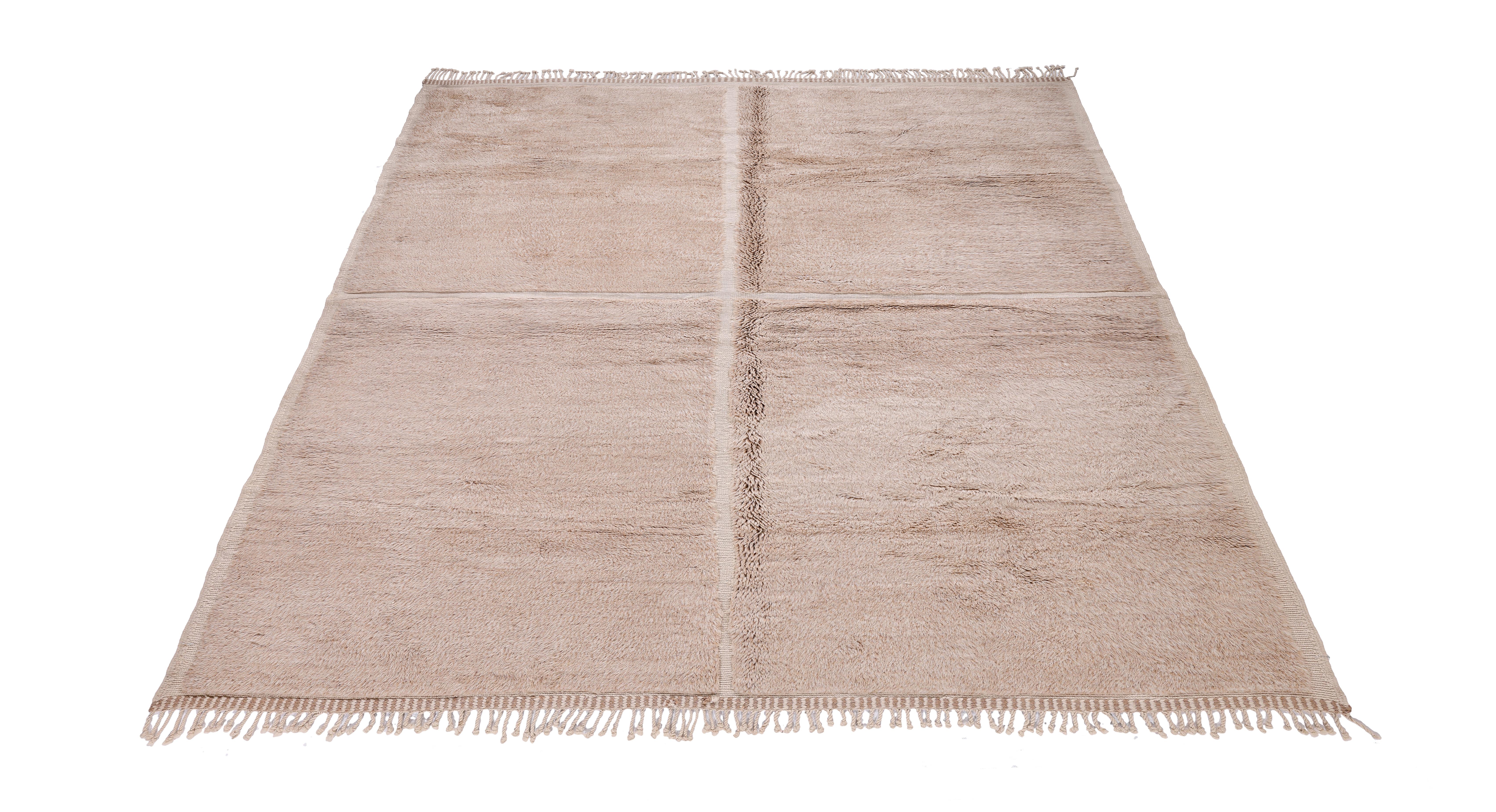 Minimalistischer marokkanischer Beni Mrirt Teppich - handgeknüpft aus Wolle in neutralem Beige im Zustand „Neu“ im Angebot in New York, NY