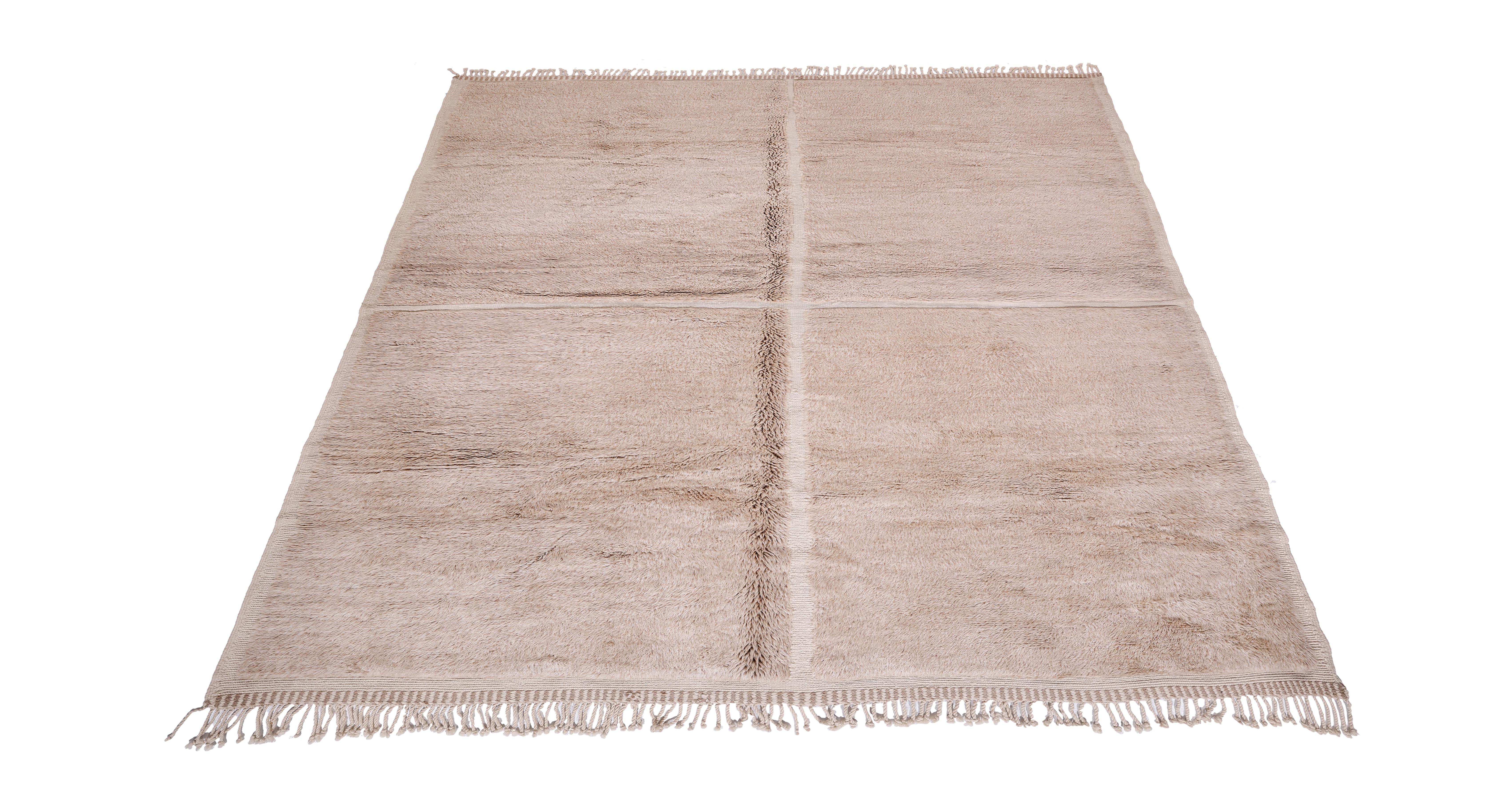 Minimalistischer marokkanischer Beni Mrirt Teppich - handgeknüpft aus Wolle in neutralem Beige (21. Jahrhundert und zeitgenössisch) im Angebot