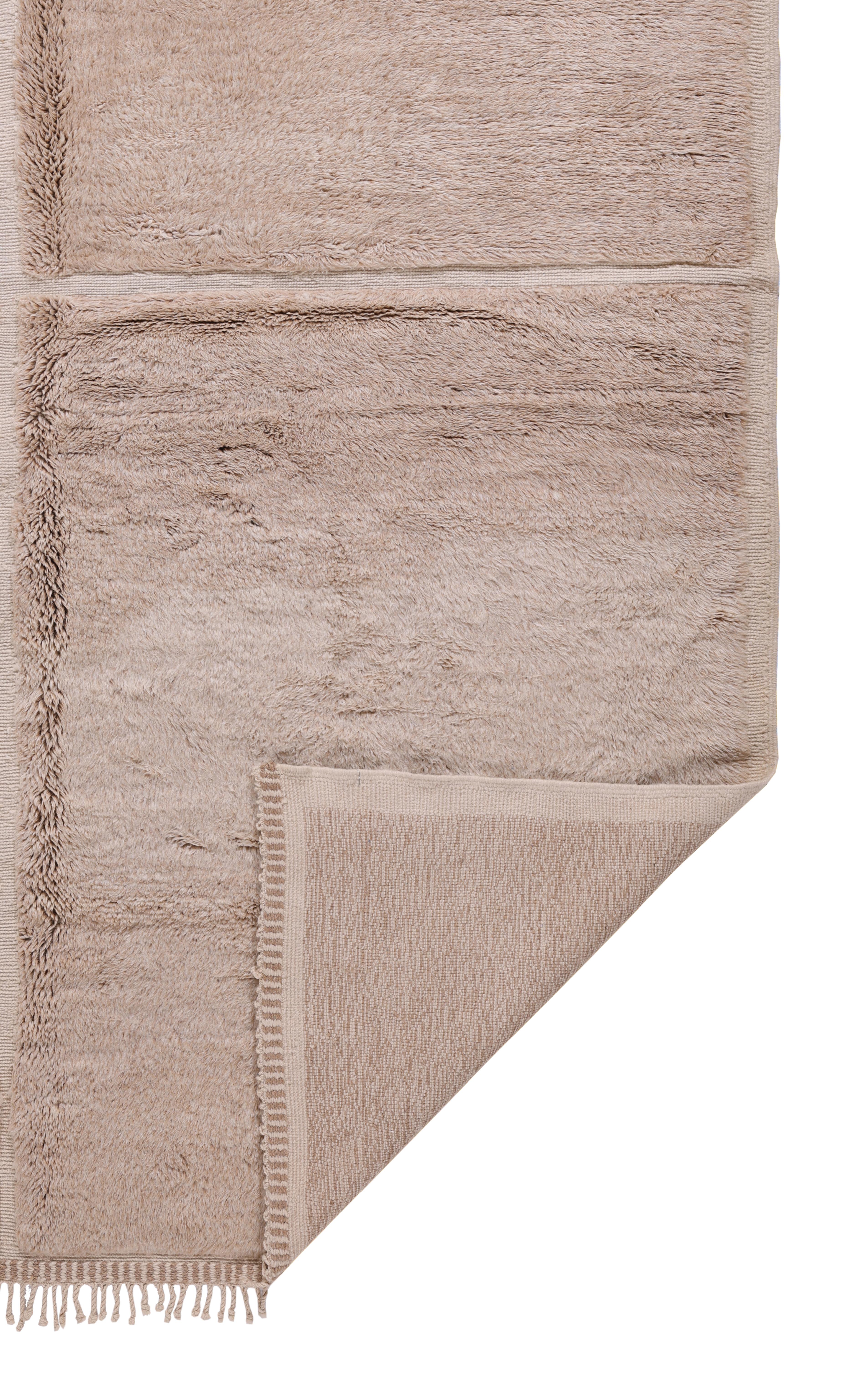 Minimalistischer marokkanischer Beni Mrirt Teppich - handgeknüpft aus Wolle in neutralem Beige im Angebot 2