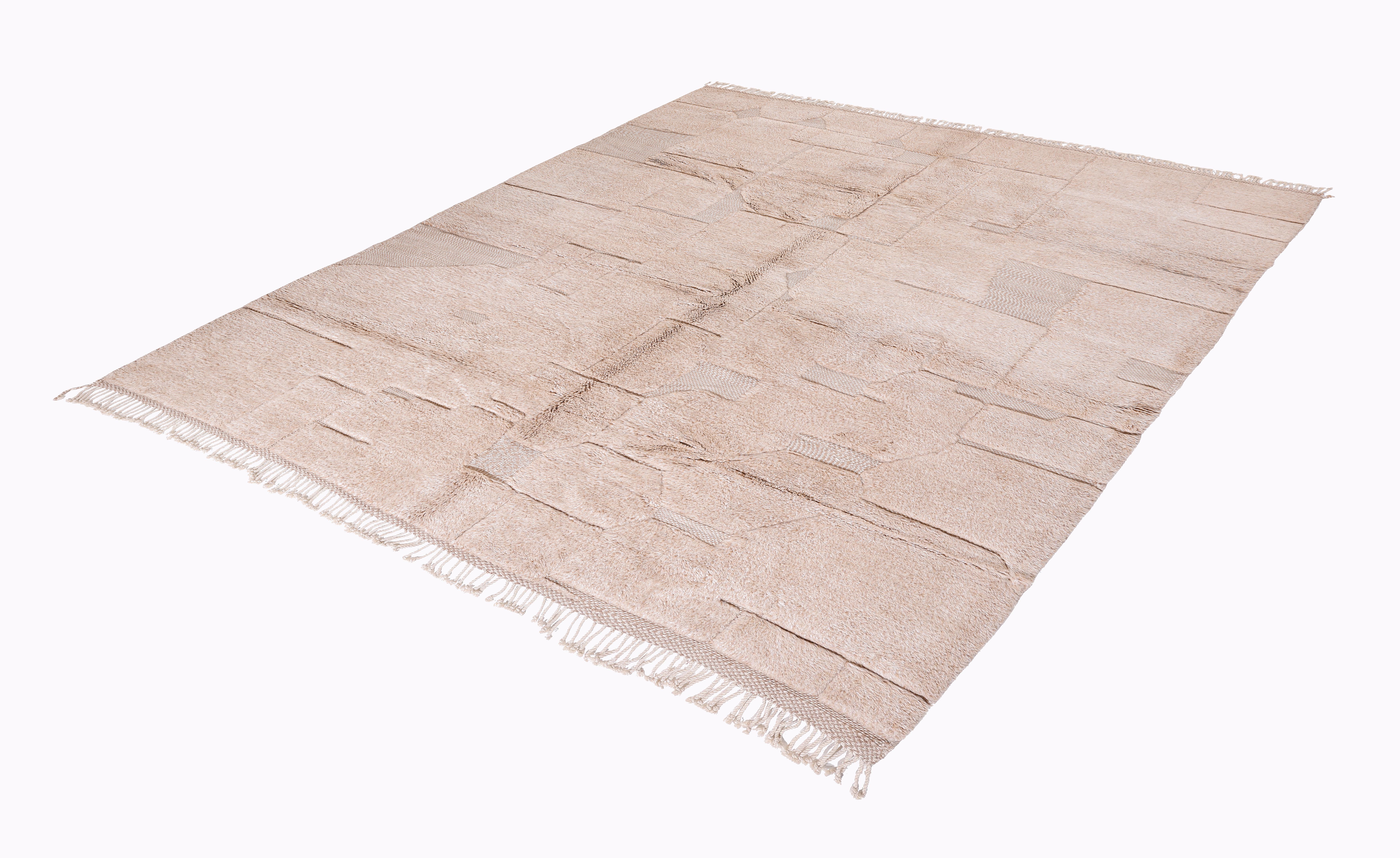 Minimalistischer marokkanischer Beni Mrirt Teppich - Handgeknüpfte Wolle in tonalem Beige Patchwork (Organische Moderne) im Angebot