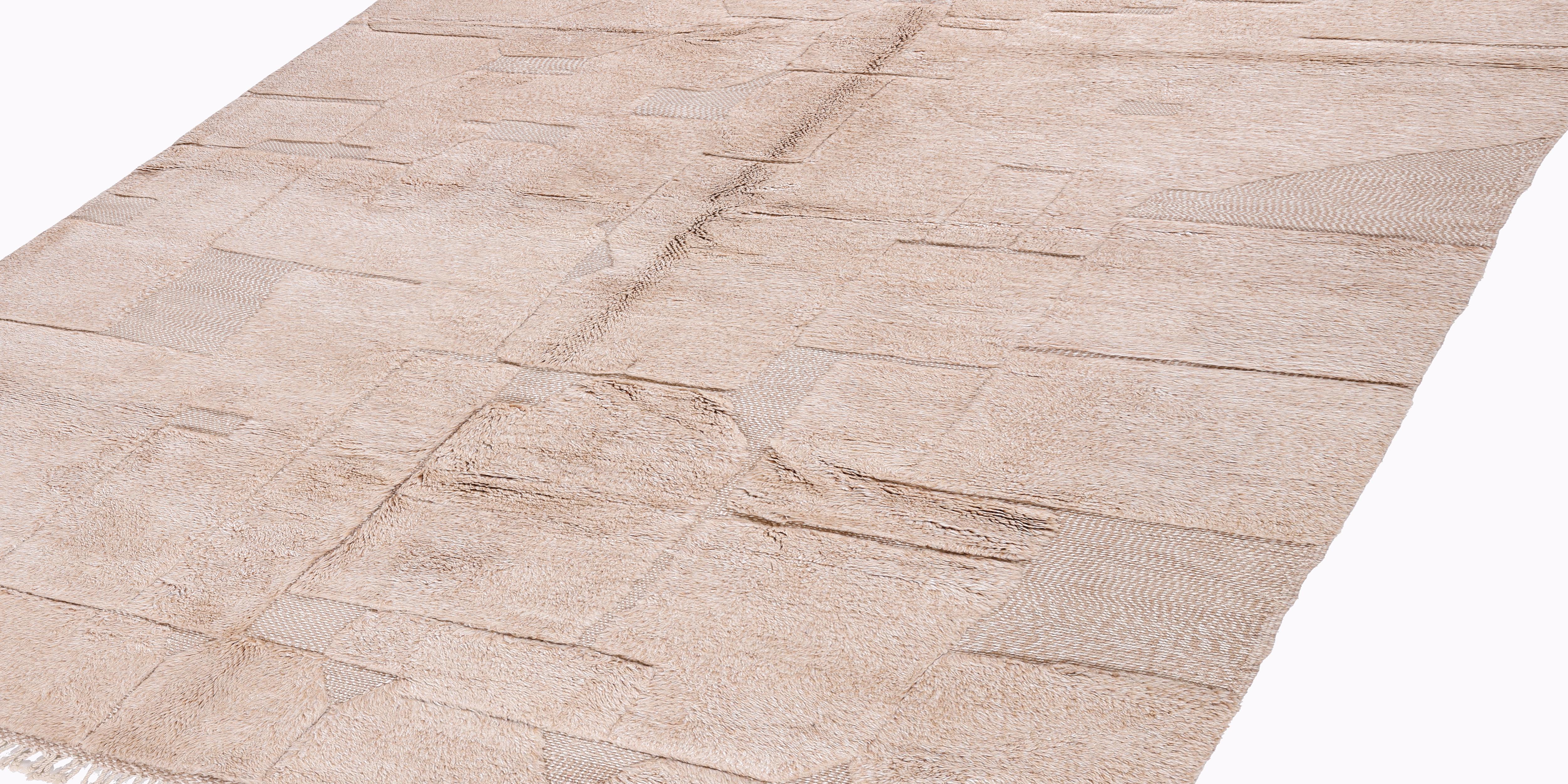 Minimalistischer marokkanischer Beni Mrirt Teppich - Handgeknüpfte Wolle in tonalem Beige Patchwork im Zustand „Neu“ im Angebot in New York, NY