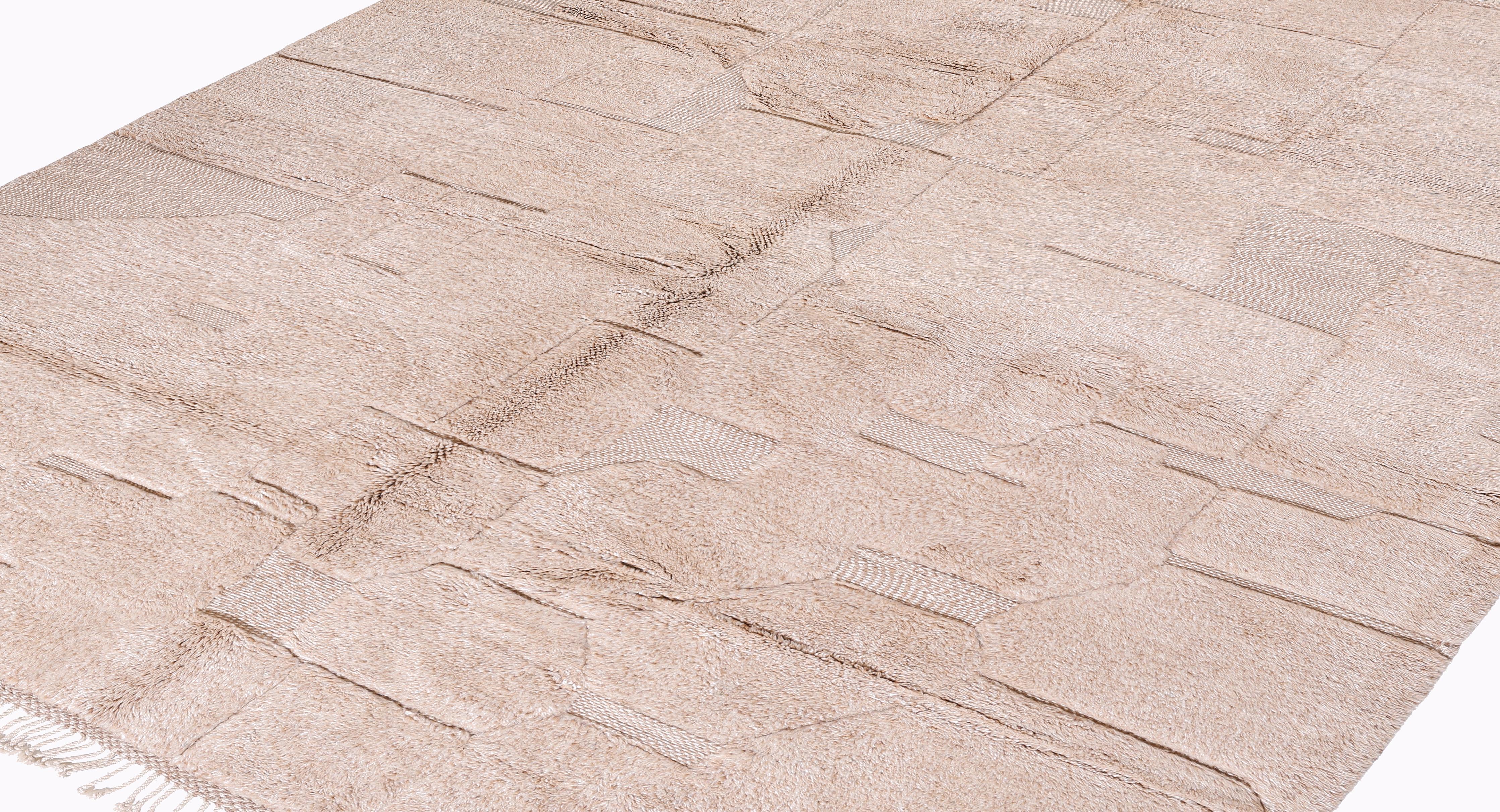 Minimalistischer marokkanischer Beni Mrirt Teppich - Handgeknüpfte Wolle in tonalem Beige Patchwork (21. Jahrhundert und zeitgenössisch) im Angebot