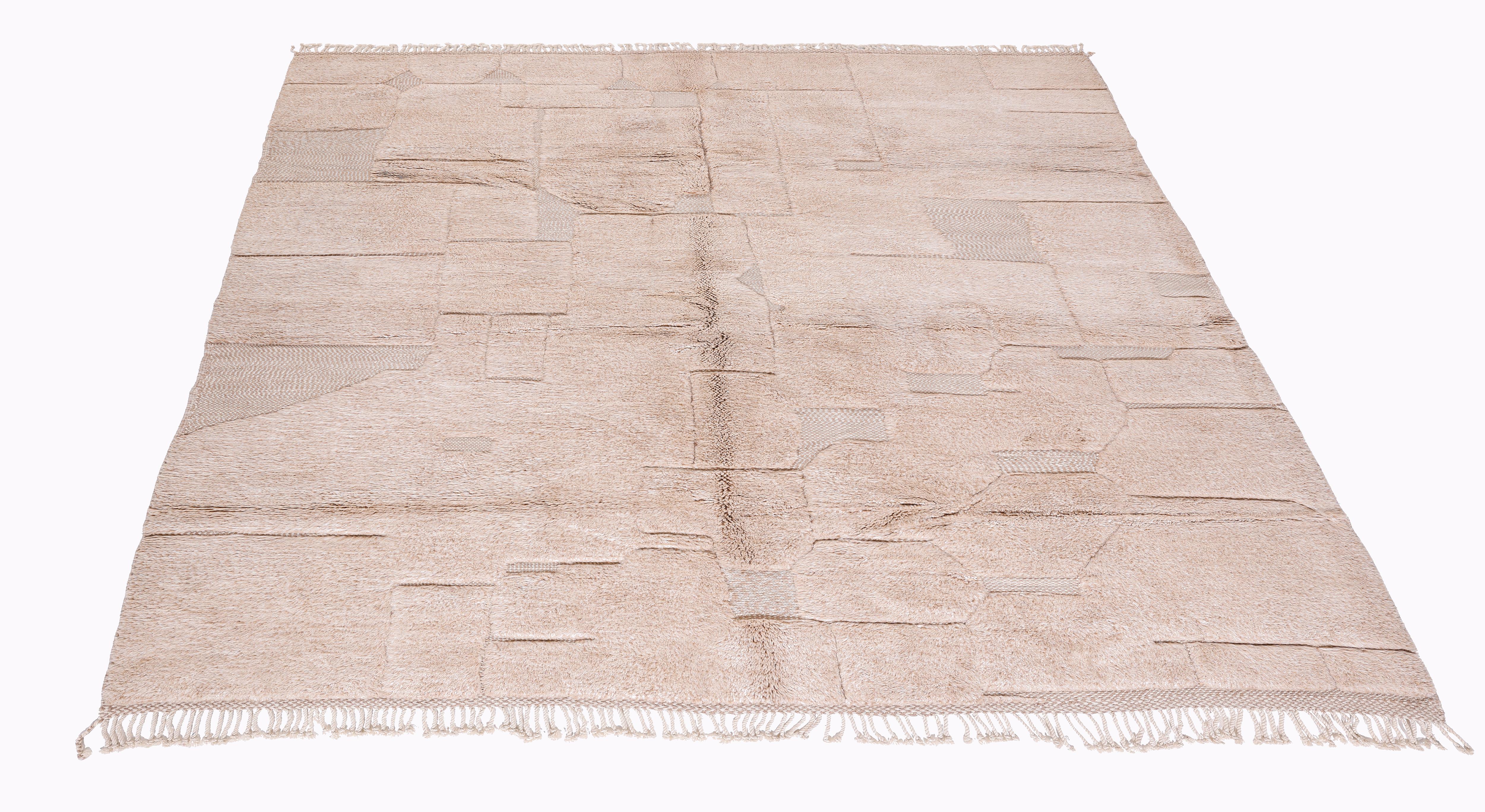 Minimalistischer marokkanischer Beni Mrirt Teppich - Handgeknüpfte Wolle in tonalem Beige Patchwork im Angebot 1