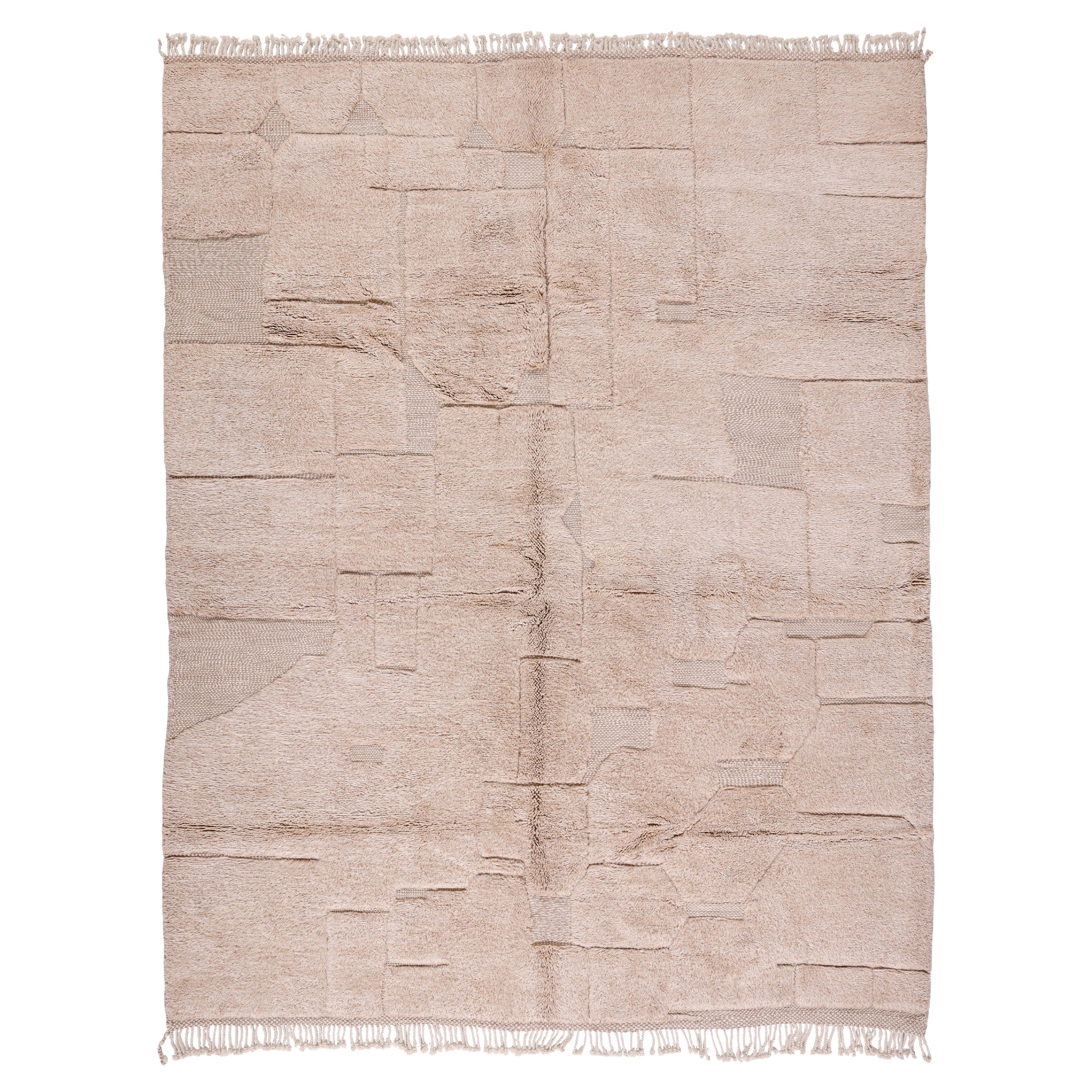 Minimalistischer marokkanischer Beni Mrirt Teppich - Handgeknüpfte Wolle in tonalem Beige Patchwork im Angebot