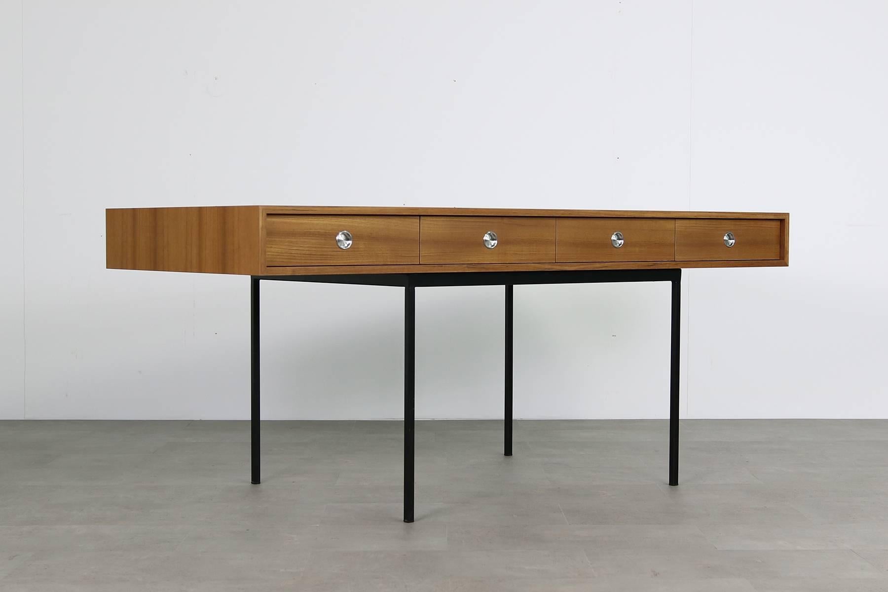 Minimalist Nathan Lindberg Design Teak and Metal Writing Table Mod. NL40 (Moderne)
