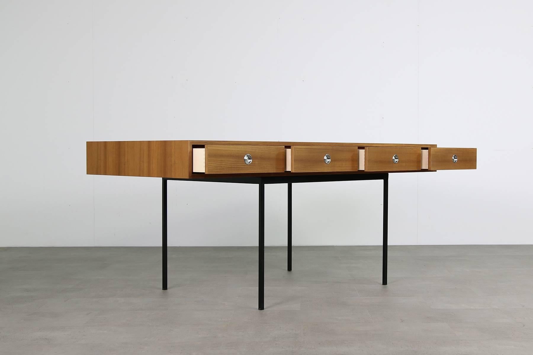 Minimalist Nathan Lindberg Design Teak and Metal Writing Table Mod. NL40 im Zustand „Hervorragend“ in Hamminkeln, DE