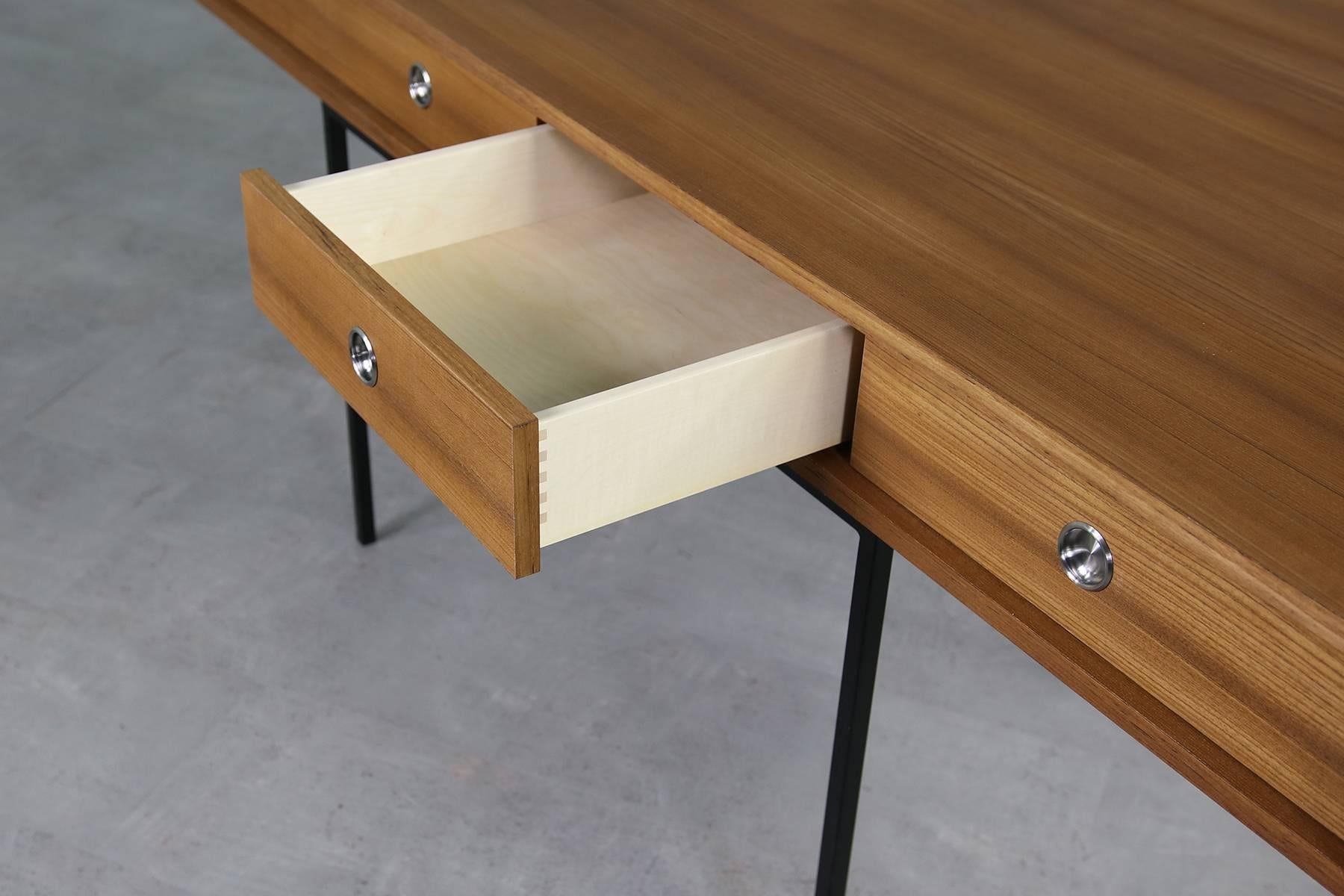 Minimalist Nathan Lindberg Design Teak and Metal Writing Table Mod. NL40 (Metall)