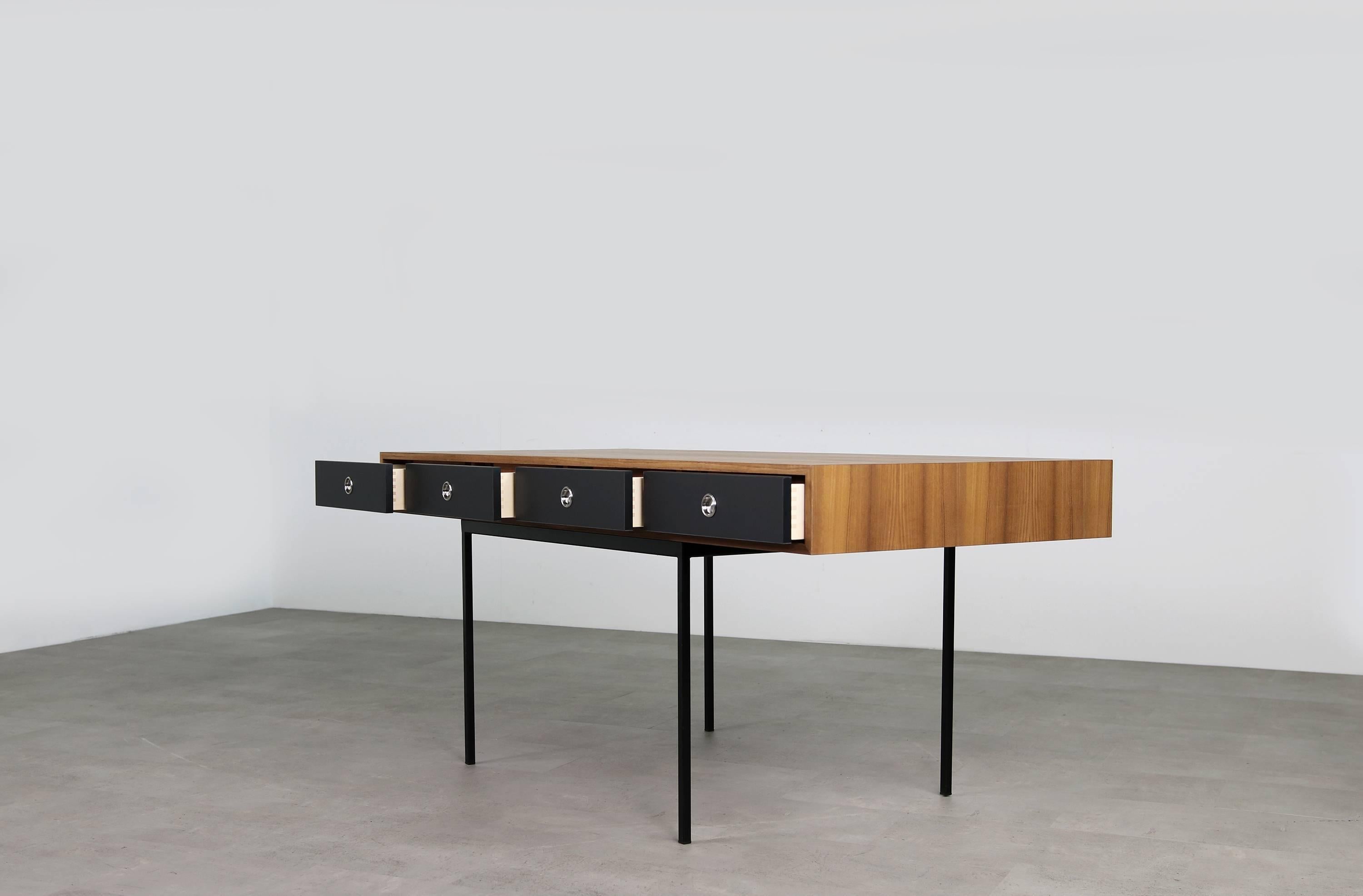 Minimalist Nathan Lindberg Design Teak and Metal Writing Table Mod. NL40 Black (Metall) im Angebot