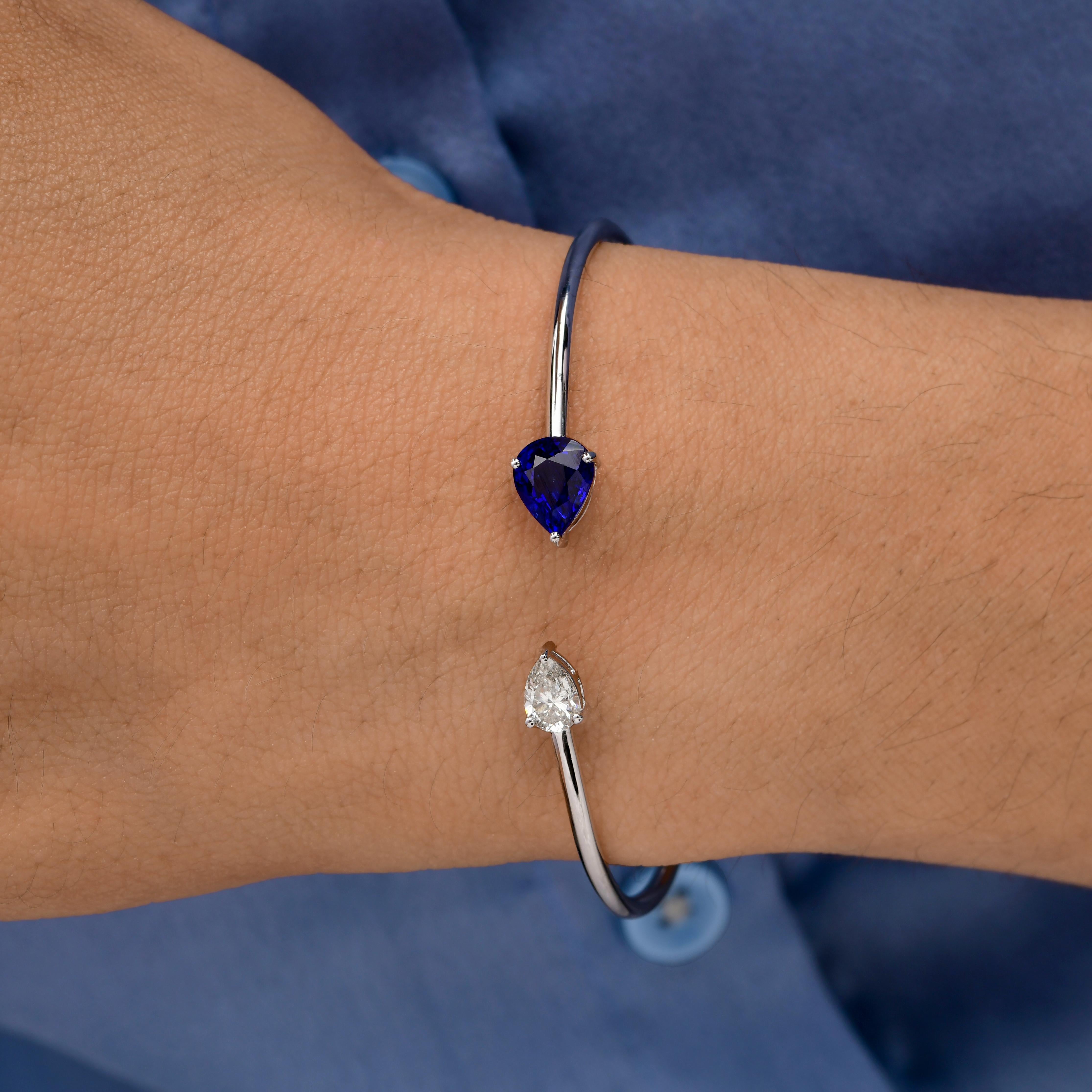 Minimalistisches natürliches blaues Saphir-Diamant offenes Manschettenarmband 18k Weißgold (Tropfenschliff) im Angebot