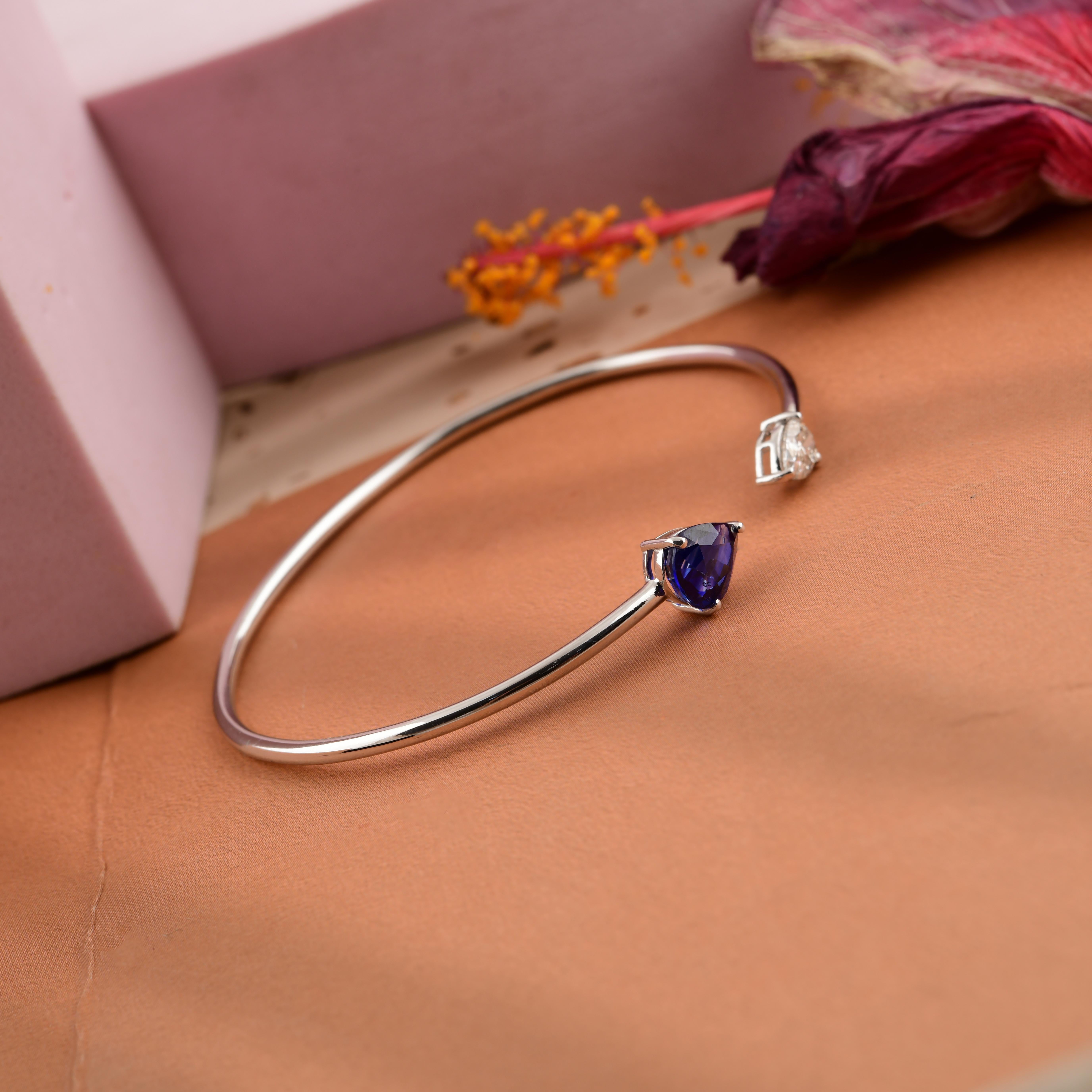 Minimalistisches natürliches blaues Saphir-Diamant offenes Manschettenarmband 18k Weißgold im Zustand „Neu“ im Angebot in Diera, Dubai