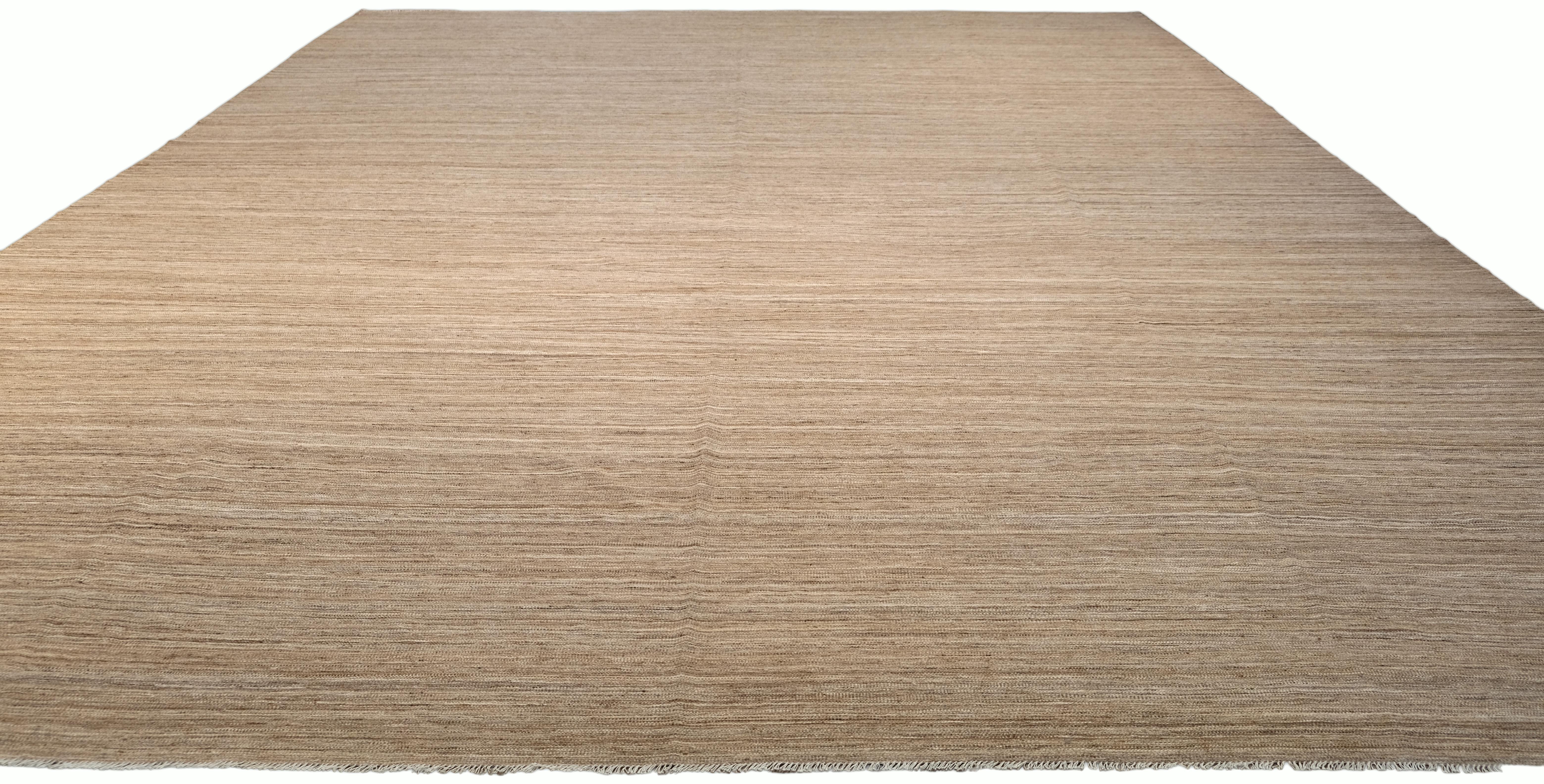 Minimalistischer natürlicher brauner handgewebter Woll-Kilim 14'5''x20' (Moderne) im Angebot