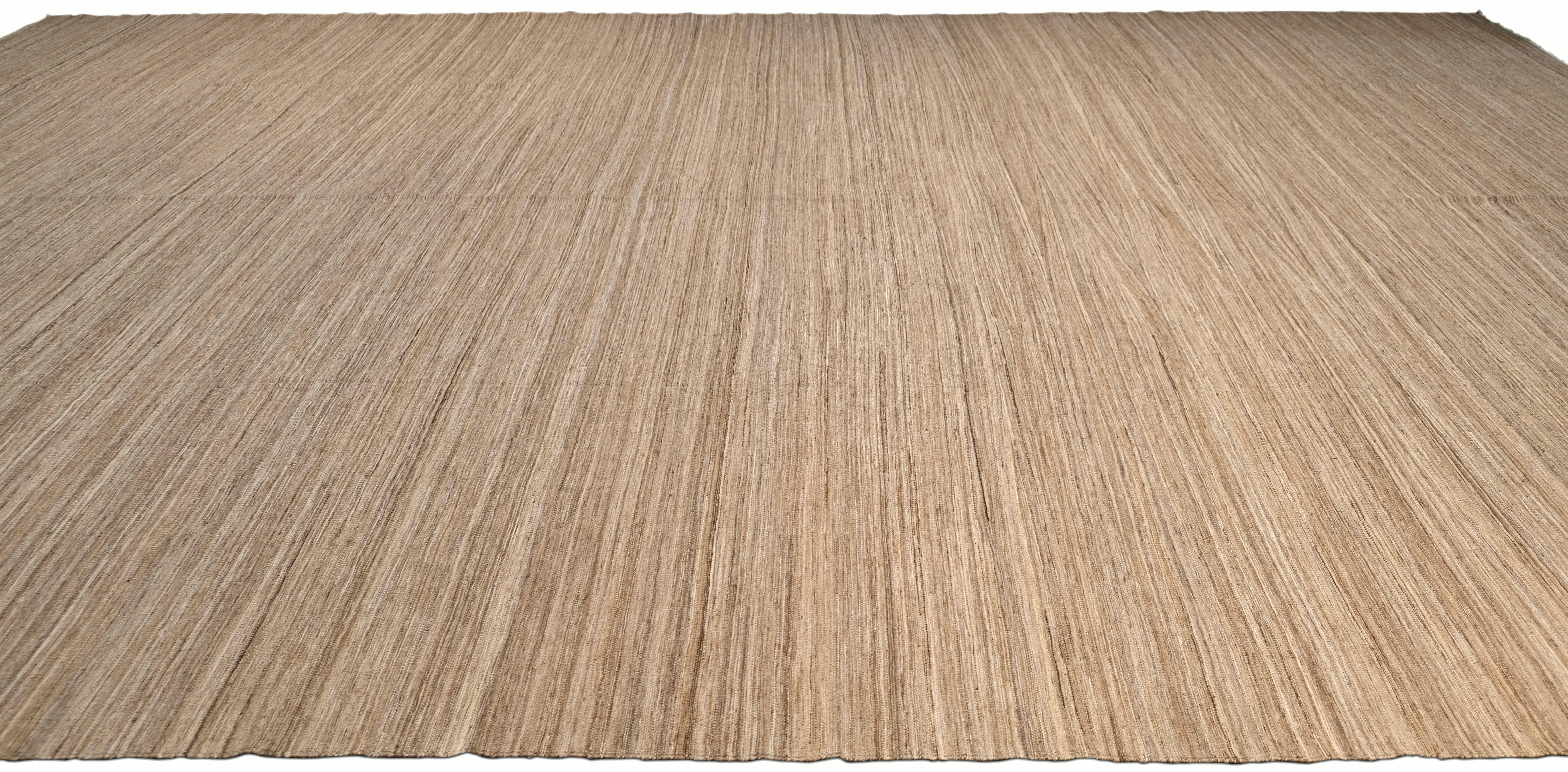 Minimalistischer natürlicher brauner handgewebter Woll-Kilim 14'5''x20' (Handgewebt) im Angebot