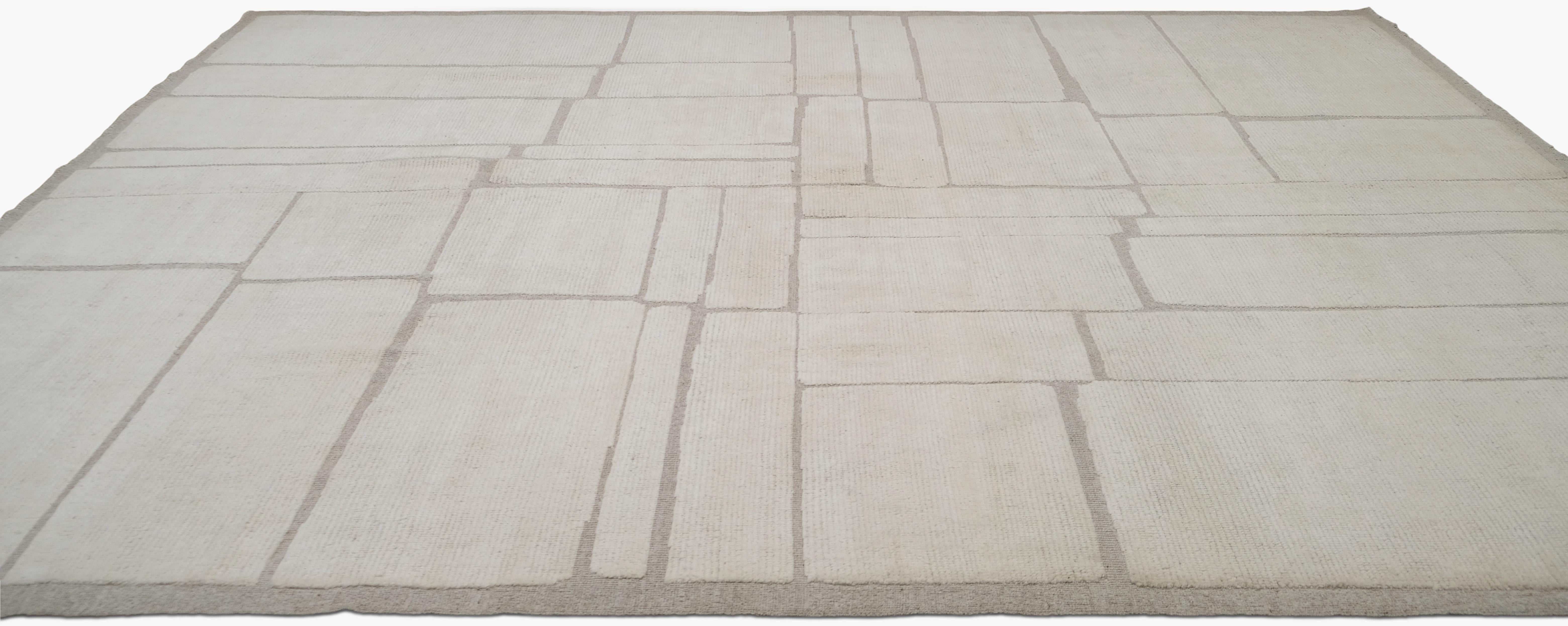Minimalistischer natürlicher geometrischer gemusterter Wollteppich 10'2''x14'1'' (Pakistanisch) im Angebot