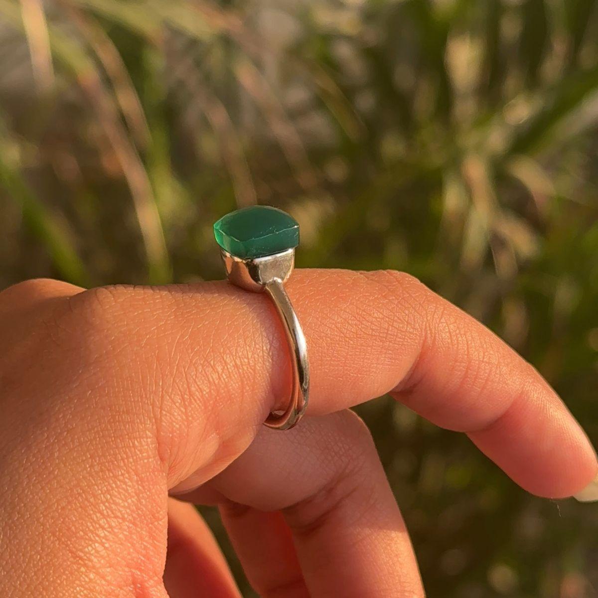 For Sale:  Minimalist Natural Green Onyx Birthstone Solitaire Ring for Mom in 925 Silver 6