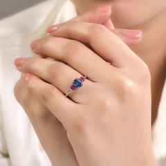 Minimalistischer Ring mit drei Steinen aus 14 Karat Weißgold mit natürlichem Rubin, blauem Saphir und Saphir