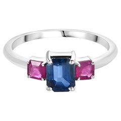 Anello minimalista a tre pietre con rubino naturale e zaffiro blu in oro bianco 14k