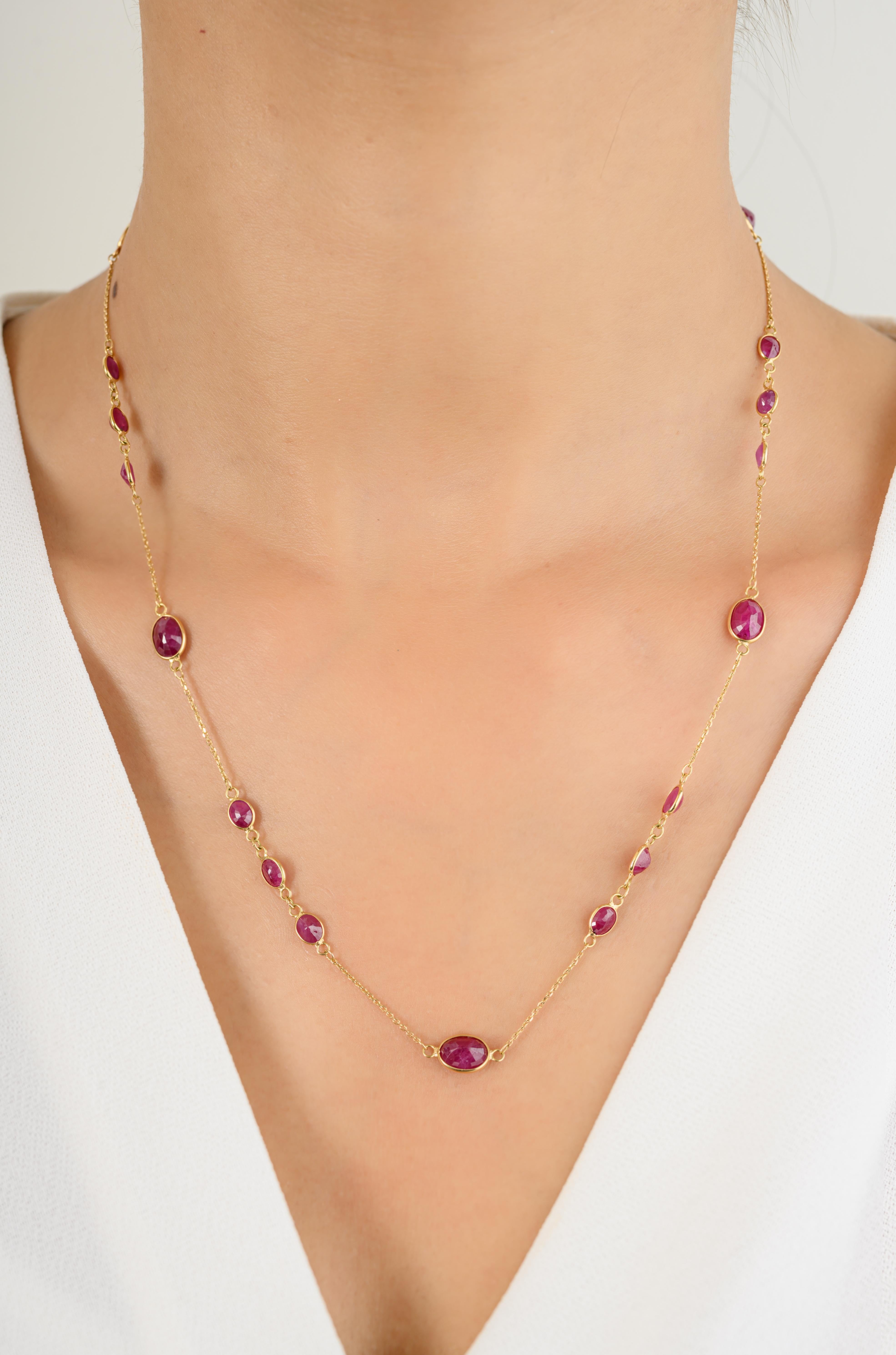 Collana minimalista con catena a strati di rubini naturali per lei in oro 18 carati tempestata di rubini ovali. Questo splendido gioiello eleva immediatamente un look casual o un abito elegante. 
Il rubino migliora la forza mentale.
Progettato con