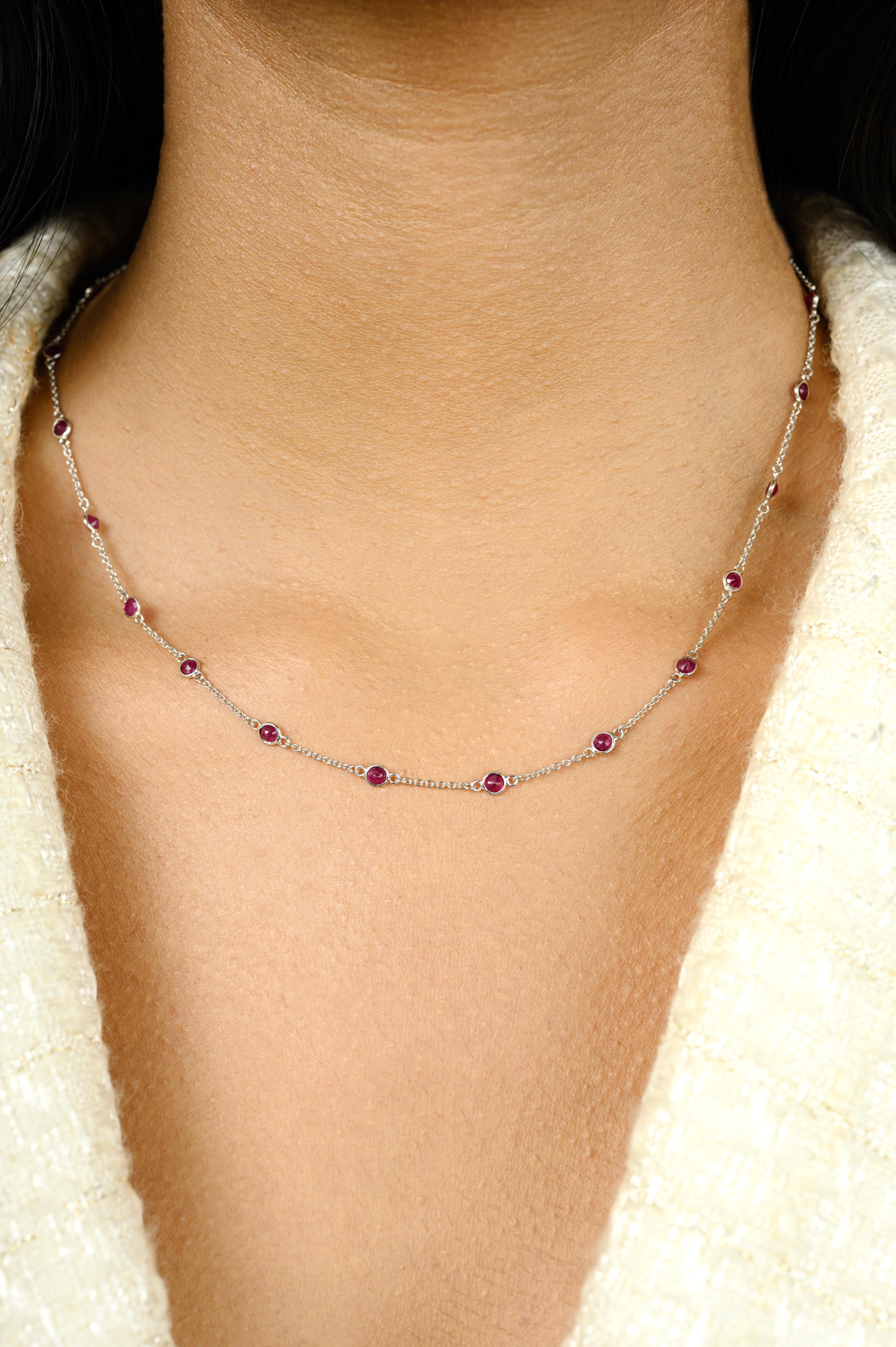 Collana minimalista a catena con rubini naturali per lei in oro bianco massiccio 14k tempestata di rubini rotondi. Questo splendido gioiello eleva immediatamente un look casual o un abito elegante. 
Il rubino migliora la forza mentale.
Progettato