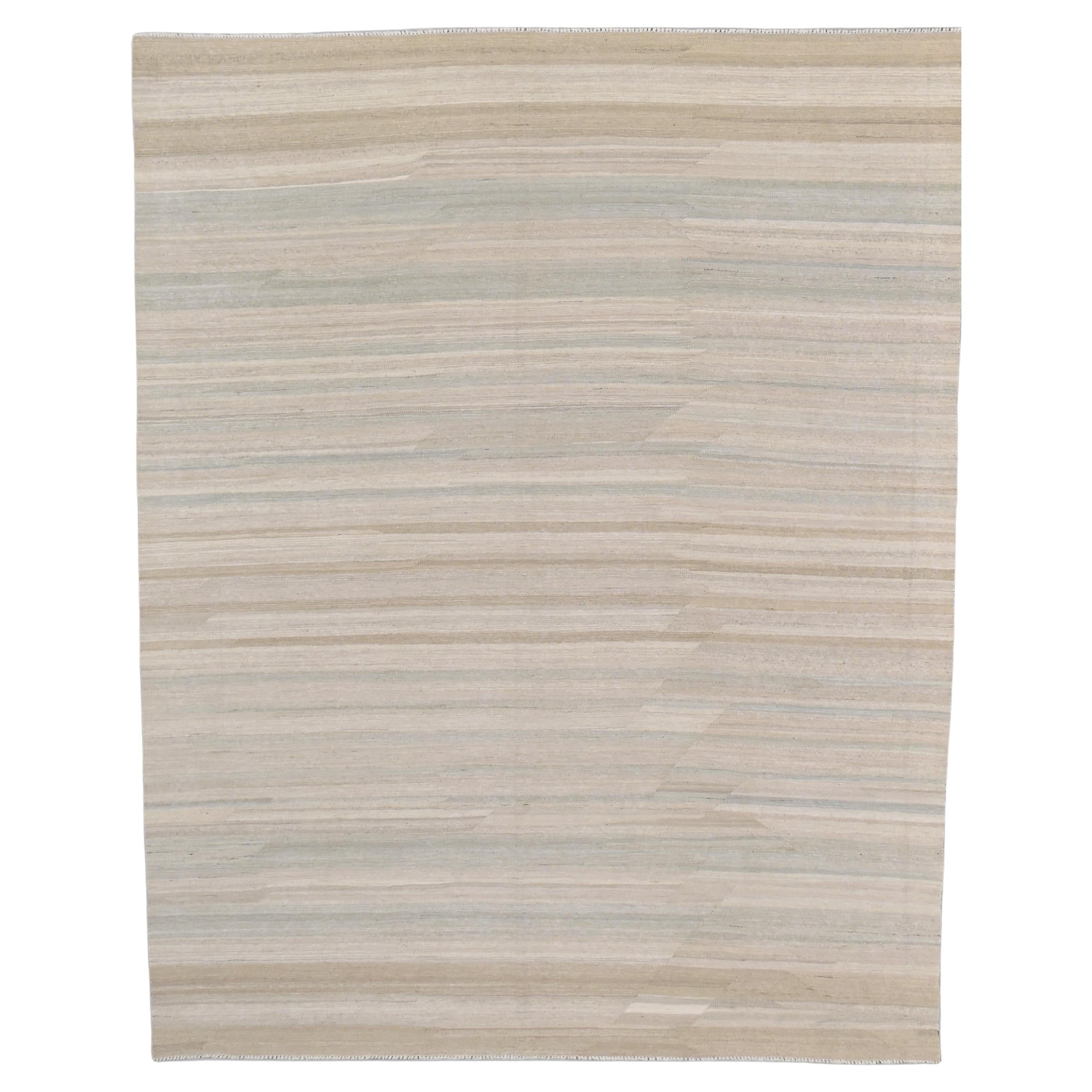Minimalistischer natürlich gestreifter Kelim-Teppich aus Wolle 7'10''x9'10''