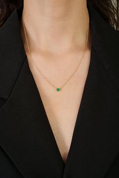 Collana minimalista con ciondolo solitario di smeraldo naturale dello Zambia in oro giallo 14K