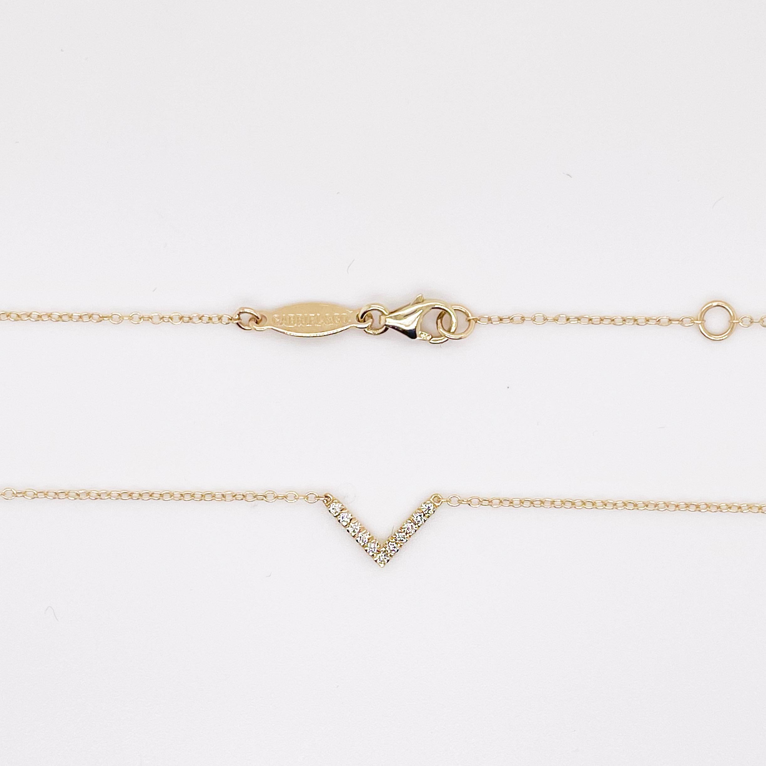 Contemporain Collier minimaliste à barre de diamants en forme de V en or jaune 14 carats en vente