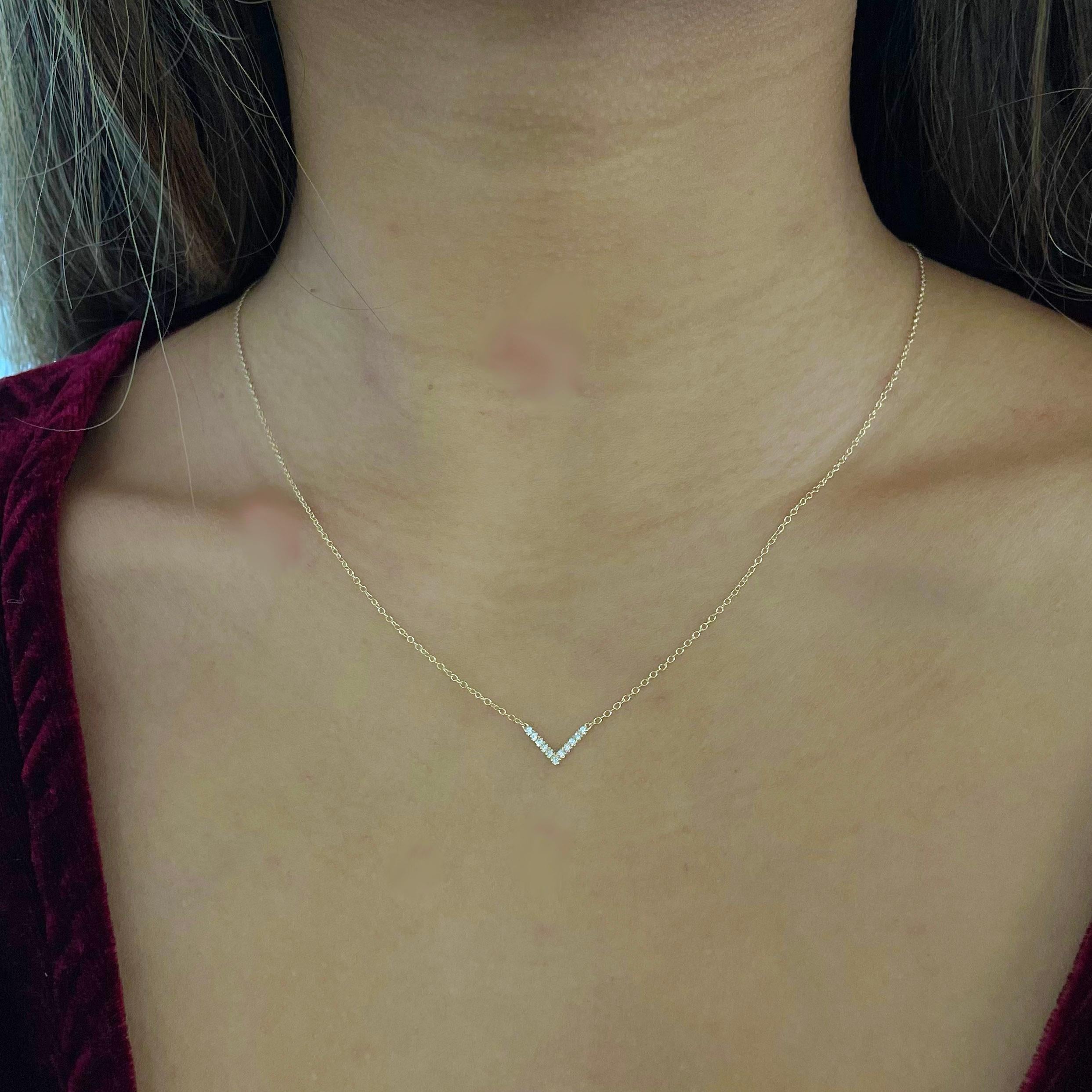 Taille ronde Collier minimaliste à barre de diamants en forme de V en or jaune 14 carats en vente