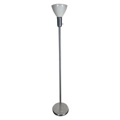 Lampada da terra minimalista di Nessen Studio con stelo standard in nichel spazzolato/ Modernista
